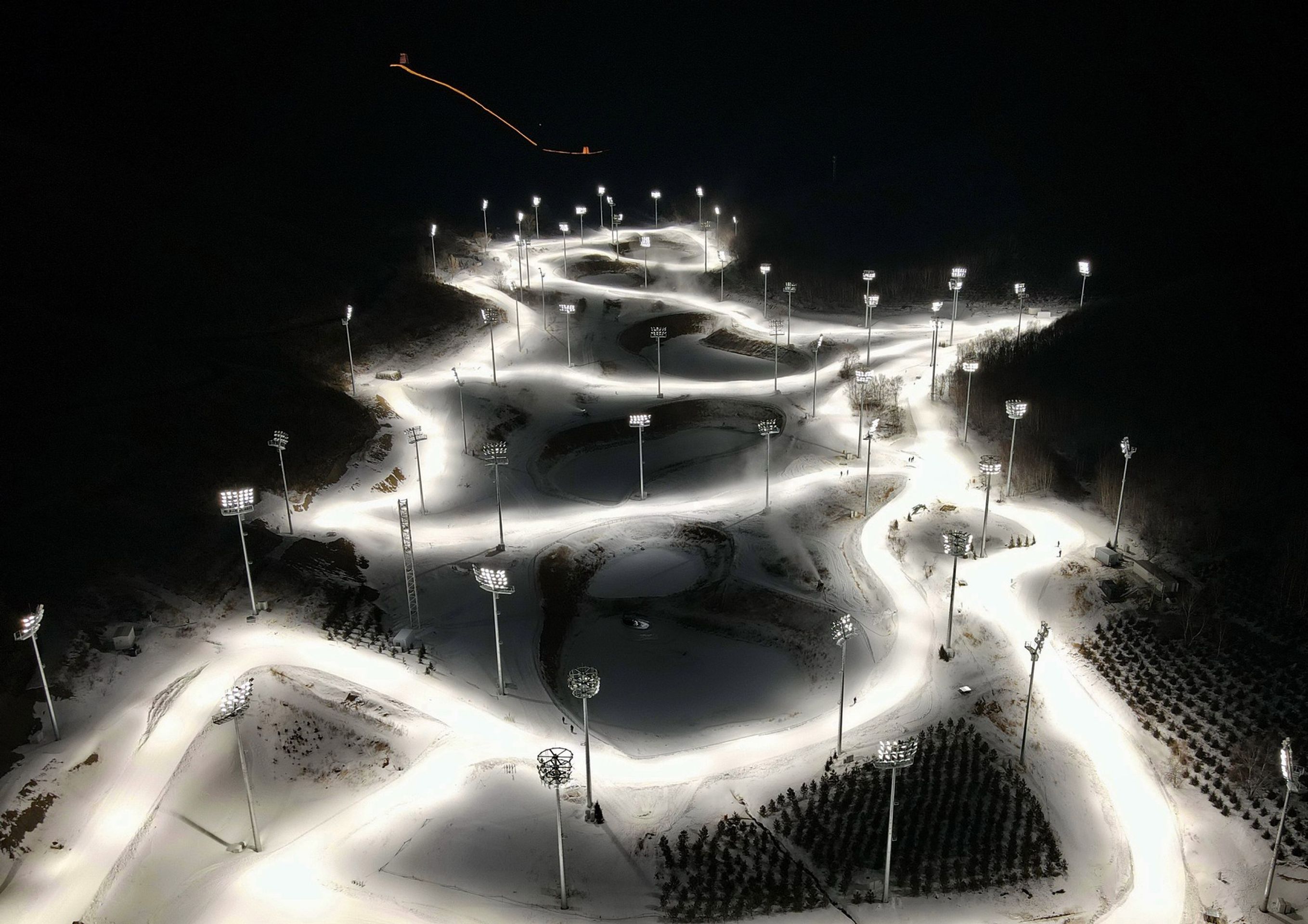 Osvětlené Národní biatlonové centrum v Zhangjiakou - Olympijské sportoviště v Zhangjiakou (9/9)