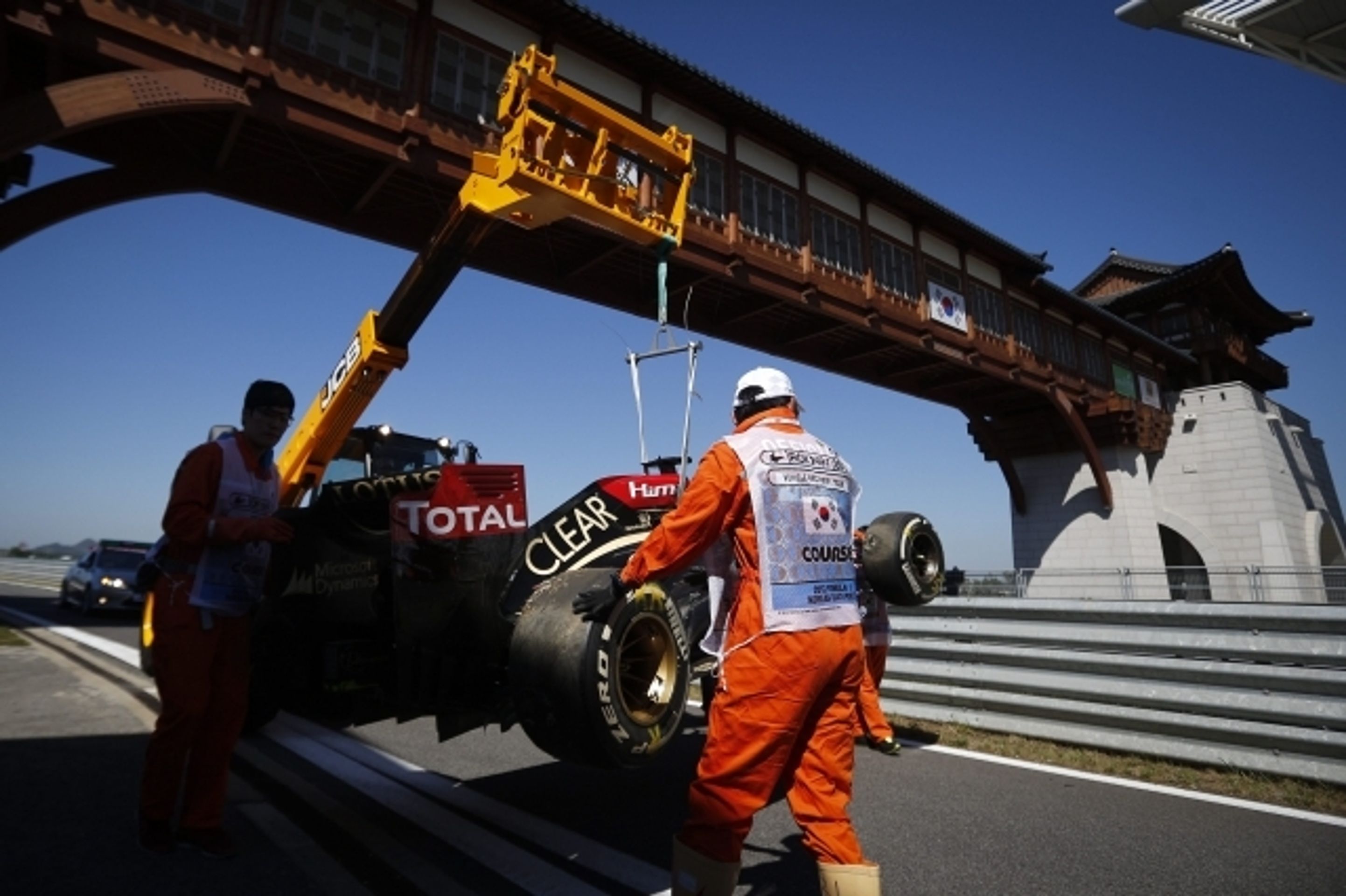 Kimi Räikkönen havaroval v tréninku na Velkou cenu Koreje F1 - 6 - GALERIE: Kimi Räikkönen boural v tréninku na Velkou cenu Koreje F1 (2/7)