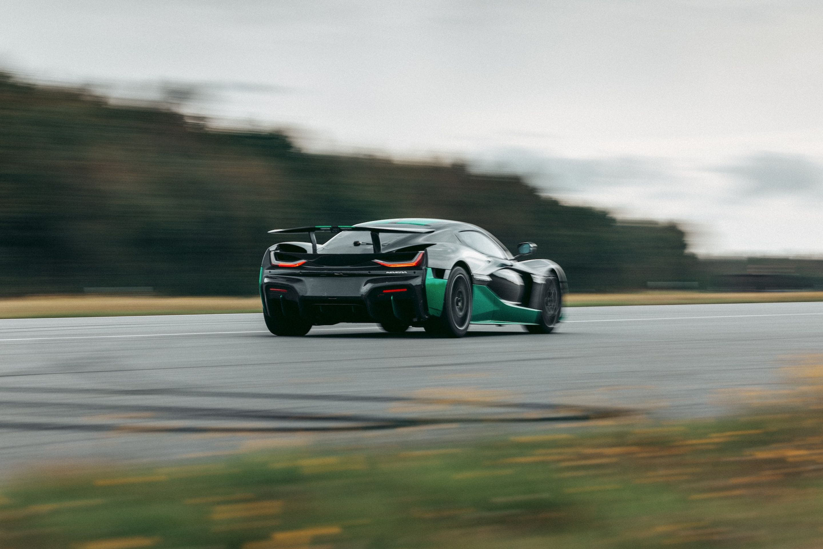 Rimac Nevera při rekordní jízdě pozpátku - Elektrický hypersport Rimac Nevera při pokusu o kuriózní rekord (4/7)