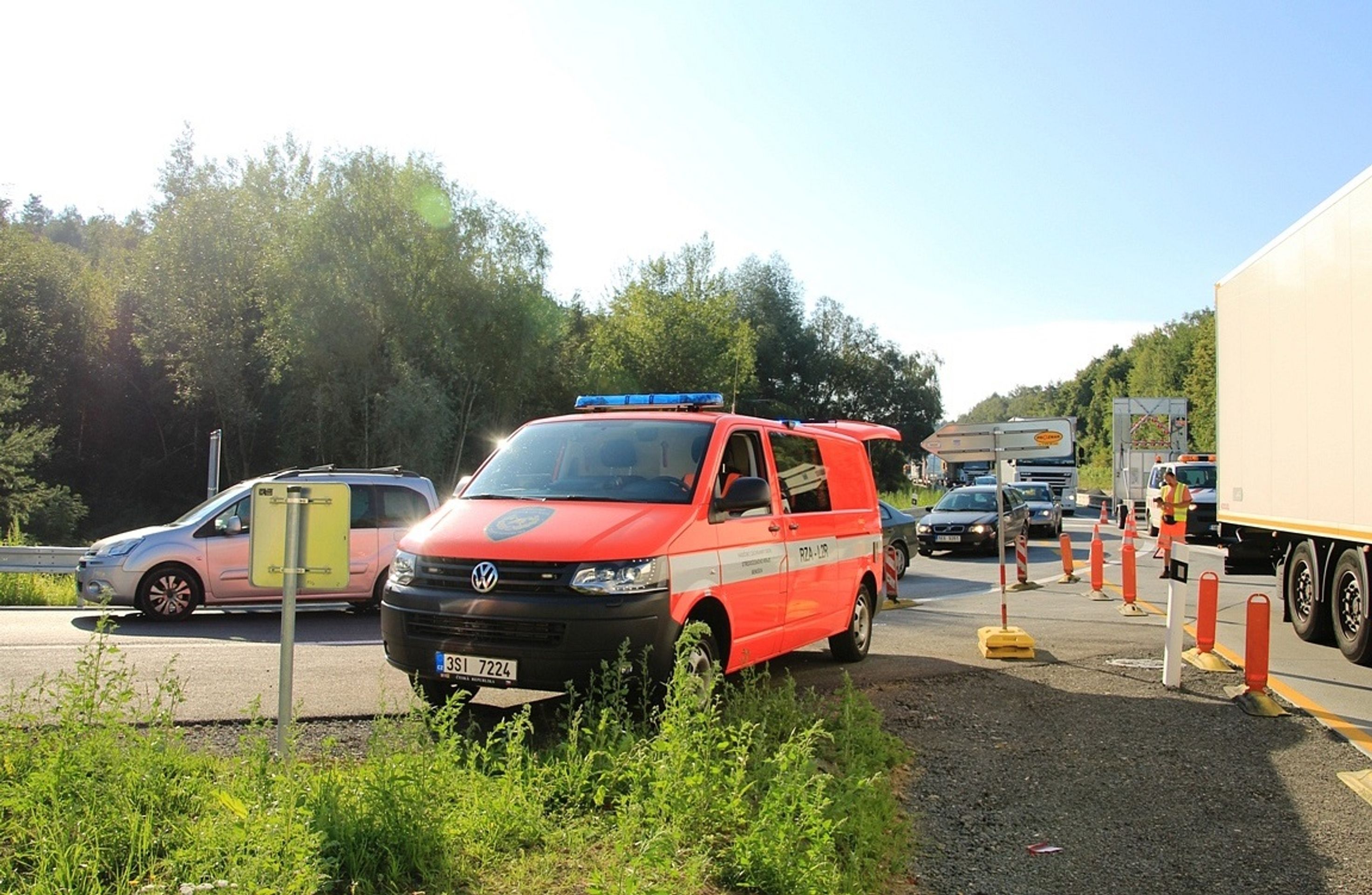 Hromadná nehoda na dálnici D1 - GALERIE: Slisované auto na dálnici D1 (11/12)