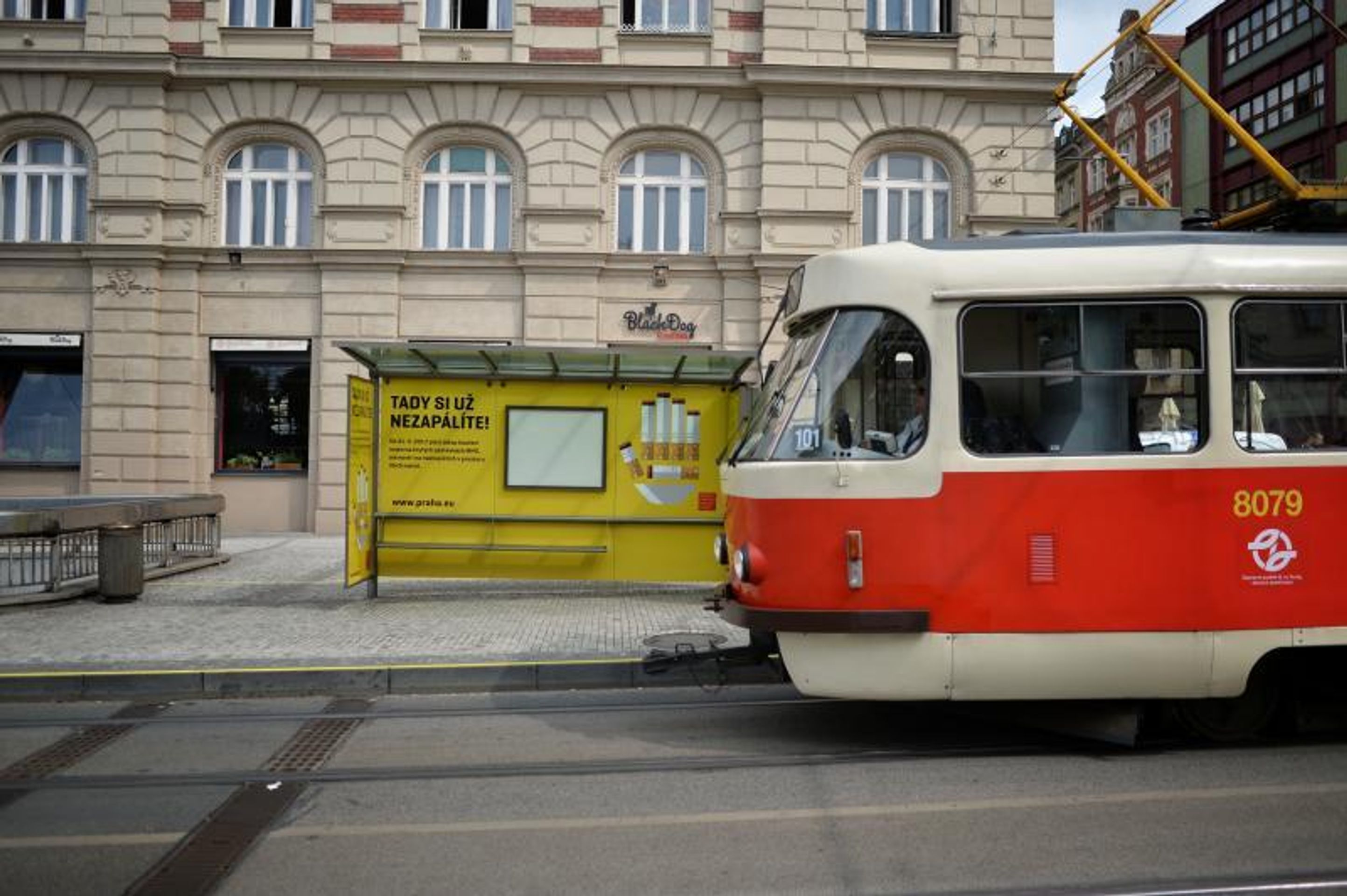 Vyznačená nekuřácká zóna na zastávce MHD - 3 - GALERIE: Vyznačená nekuřácká zóna na zastávce MHD (4/7)