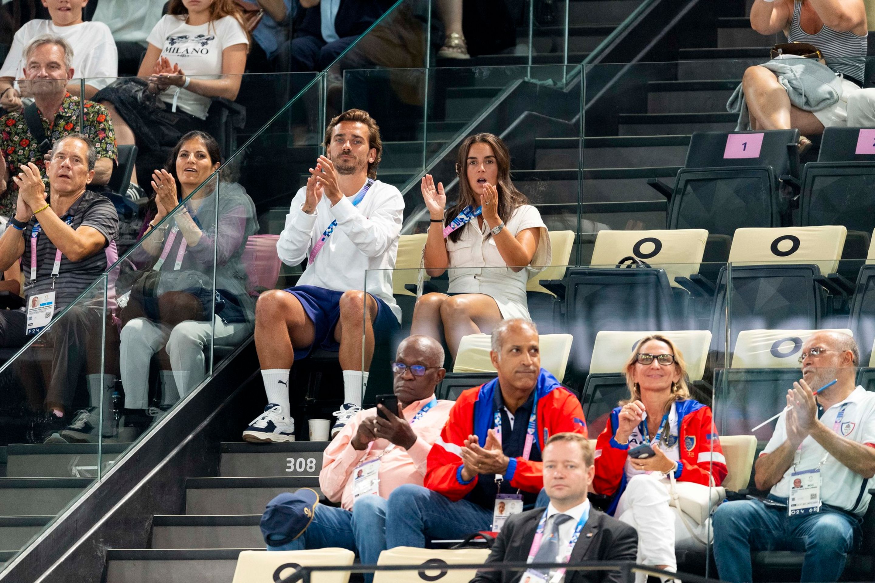 Antoine Griezmann (na schodech vlevo) s partnerkou - Celebrity v hledišti na LOH 2024 (1/13)