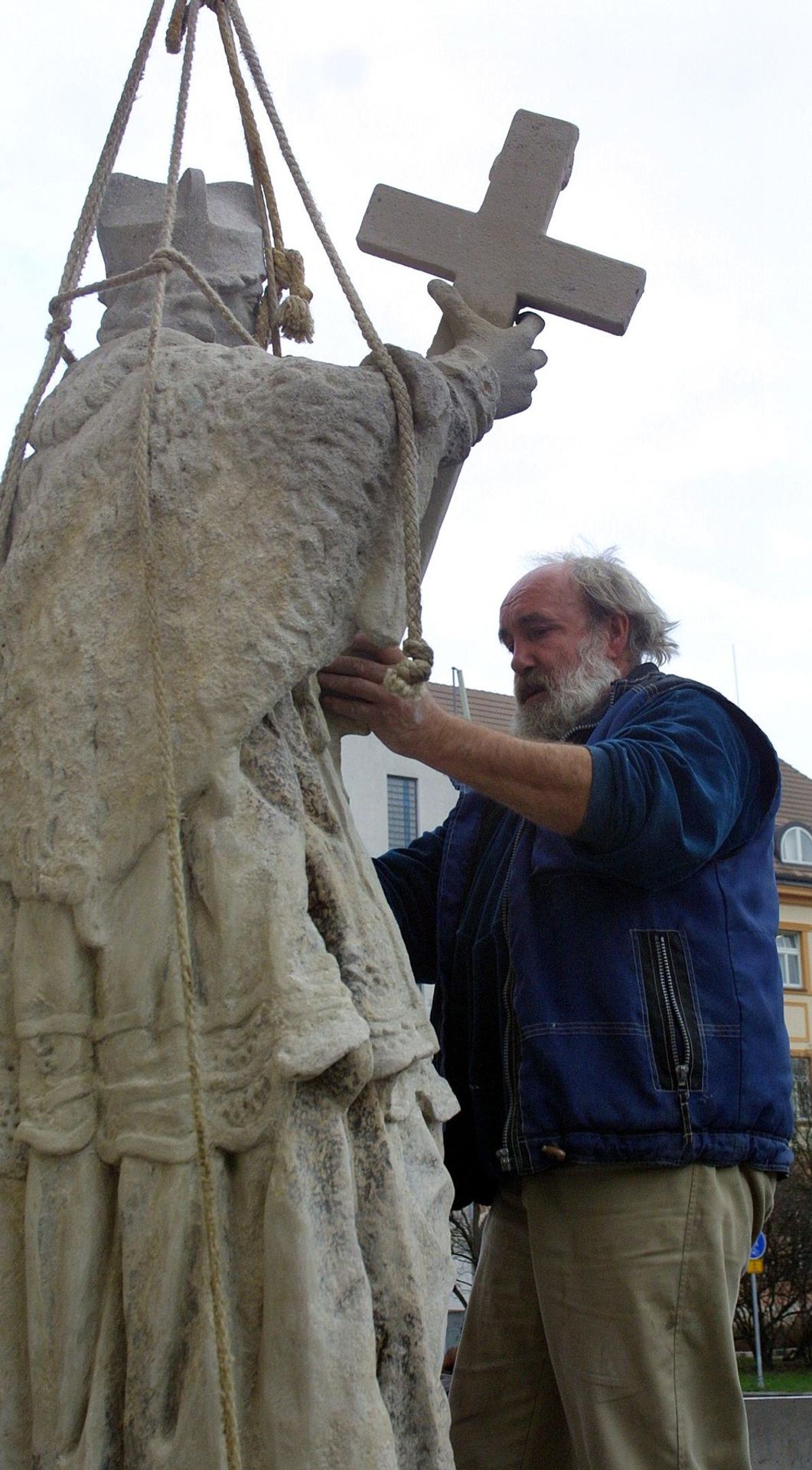 Sochař Ivan Tlášek instaluje opravenou sochu sv. Jana Nepomuckého na českobudějovickém Senovážném náměstí. (29. 11. 2004) - Sochař a restaurátor Ivan Tlášek (1/3)