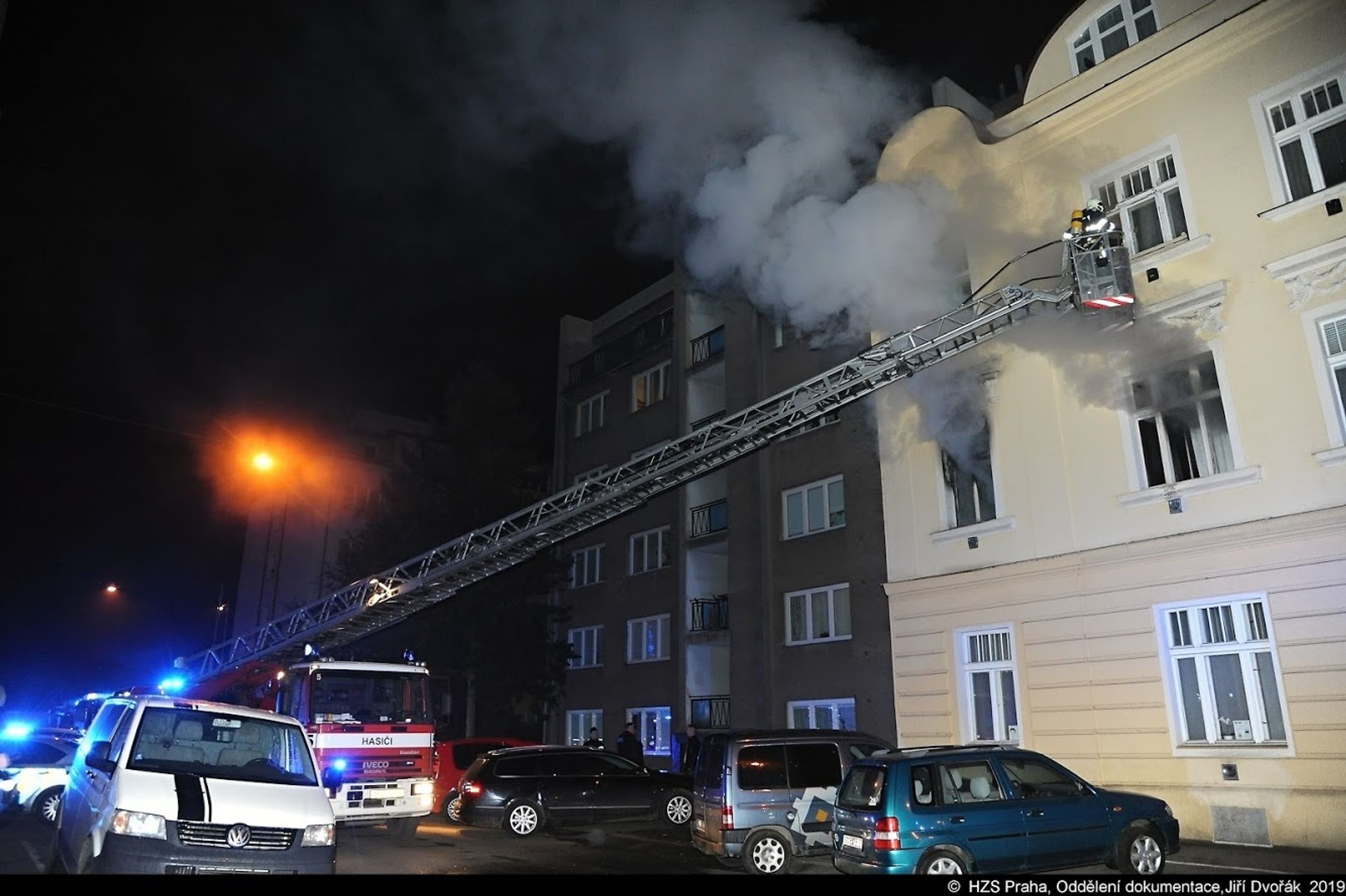 Požár v pražských Strašnicích - 6 - GALERIE: Požár domu v pražských Strašnicích (2/7)