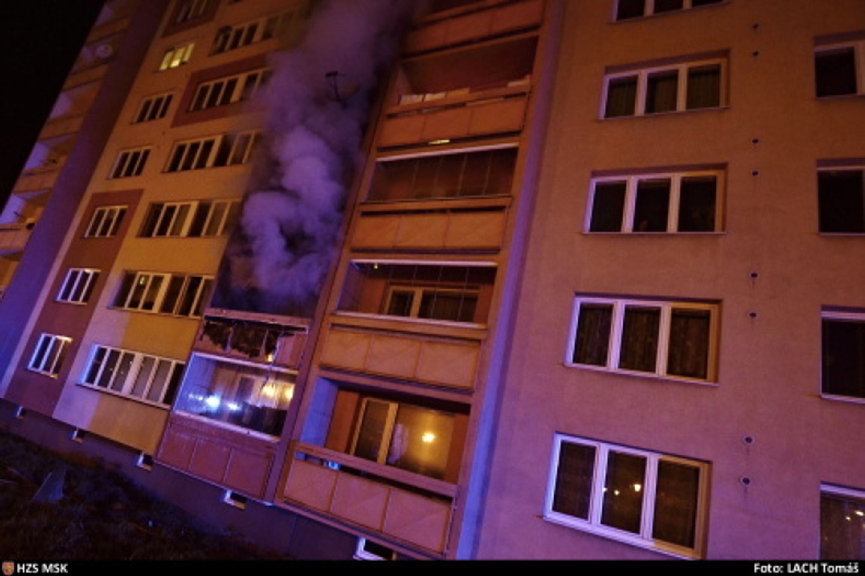 Požár bytu v Ostravě a evakuace - 2 - GALERIE: Požár bytu a evakuace domu v Ostravě (11/12)