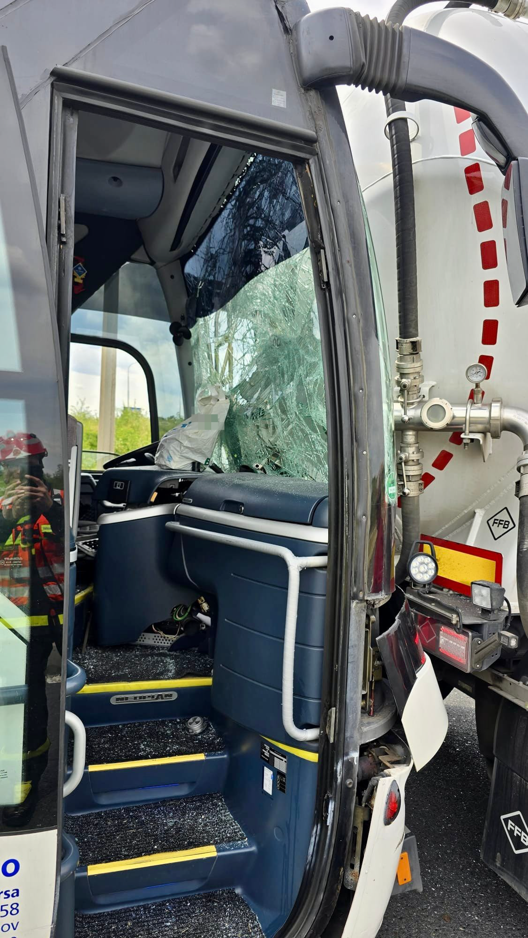 Nehoda autobusu a cisterny na Pražském okruhu - Nehoda autobusu na Pražském okruhu (2/3)
