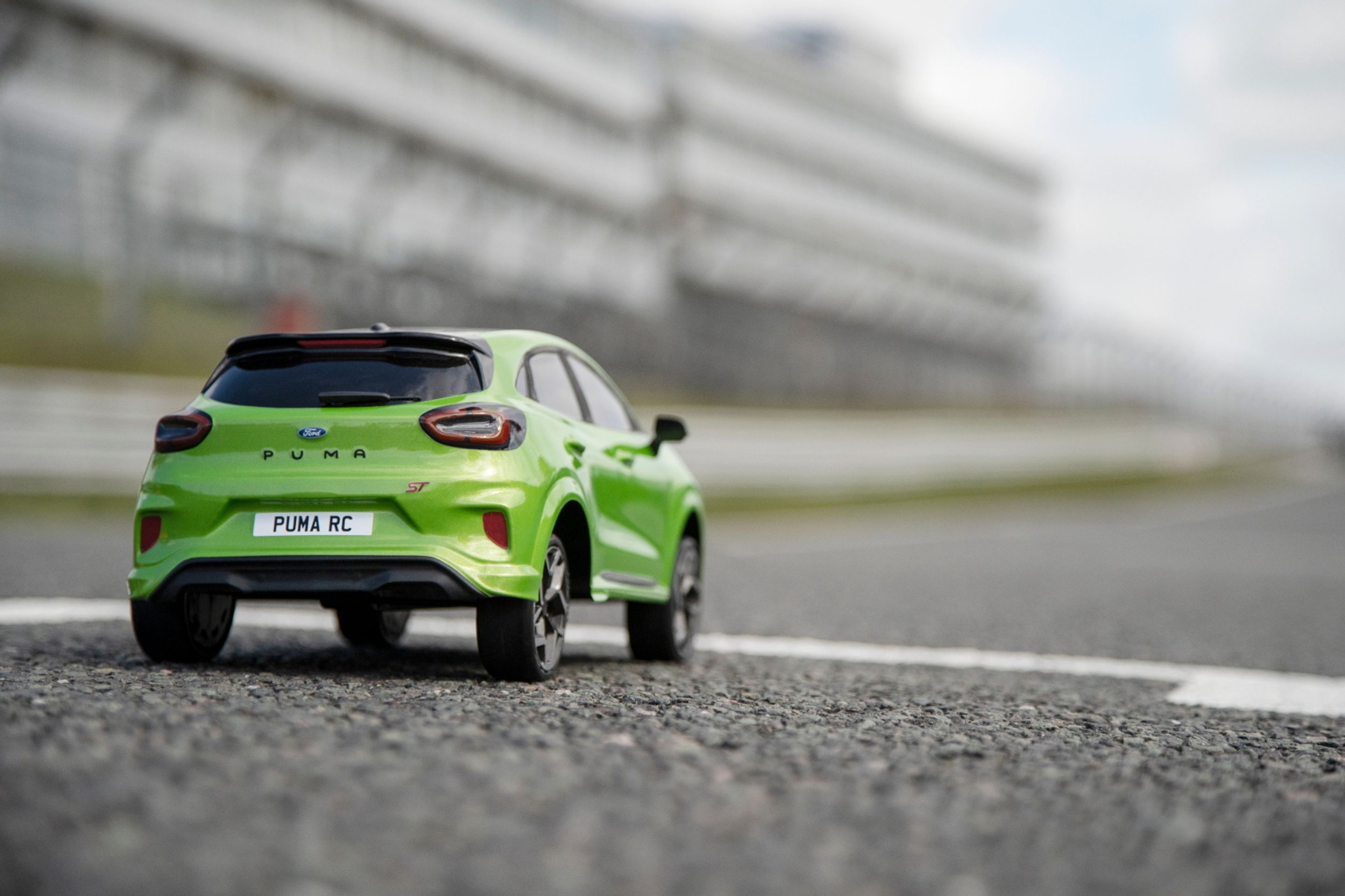 Sportovní SUV Ford Puma ST vs. model Puma ST RC - 5 - Fotogalerie: Sportovní SUV Ford Puma ST vs. RC model (6/11)