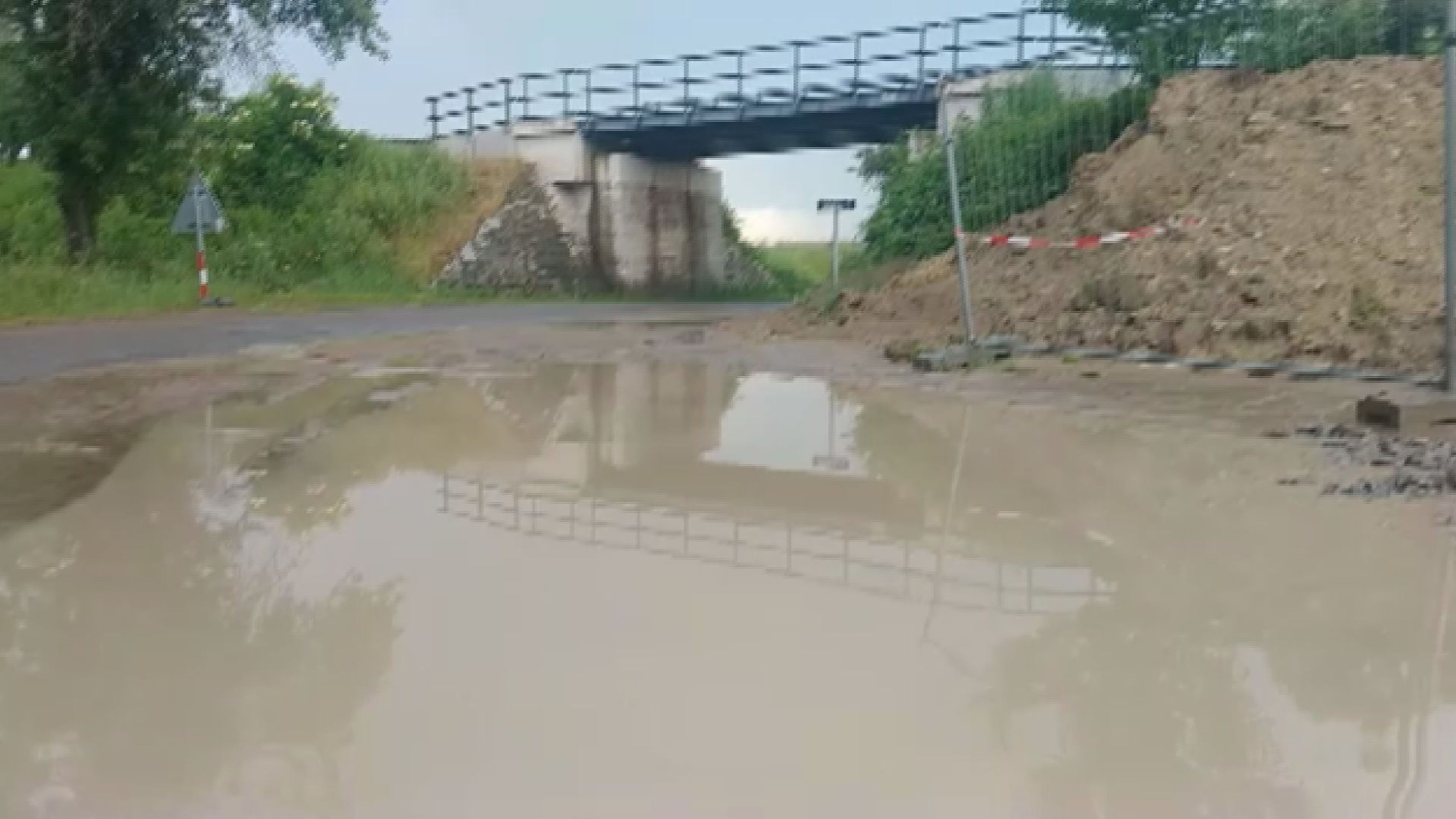 Silný déšť zaplavil železniční viadukt v Bítovanech, je neprůjezdný - GALERIE: Bouřky v Česku (4/12)