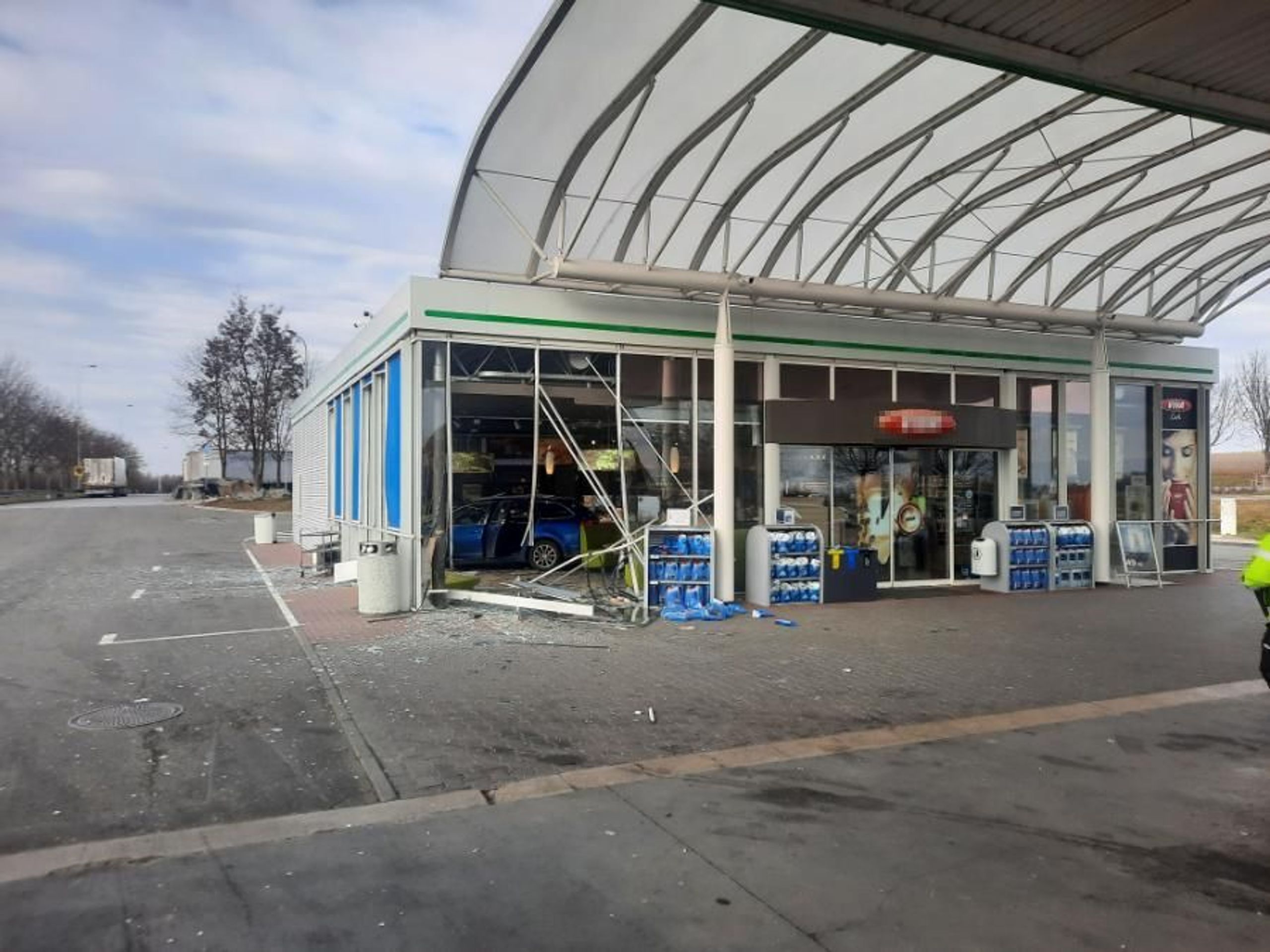 Auto narazilo do benzinky - Nehoda v Olomouci (3/4)