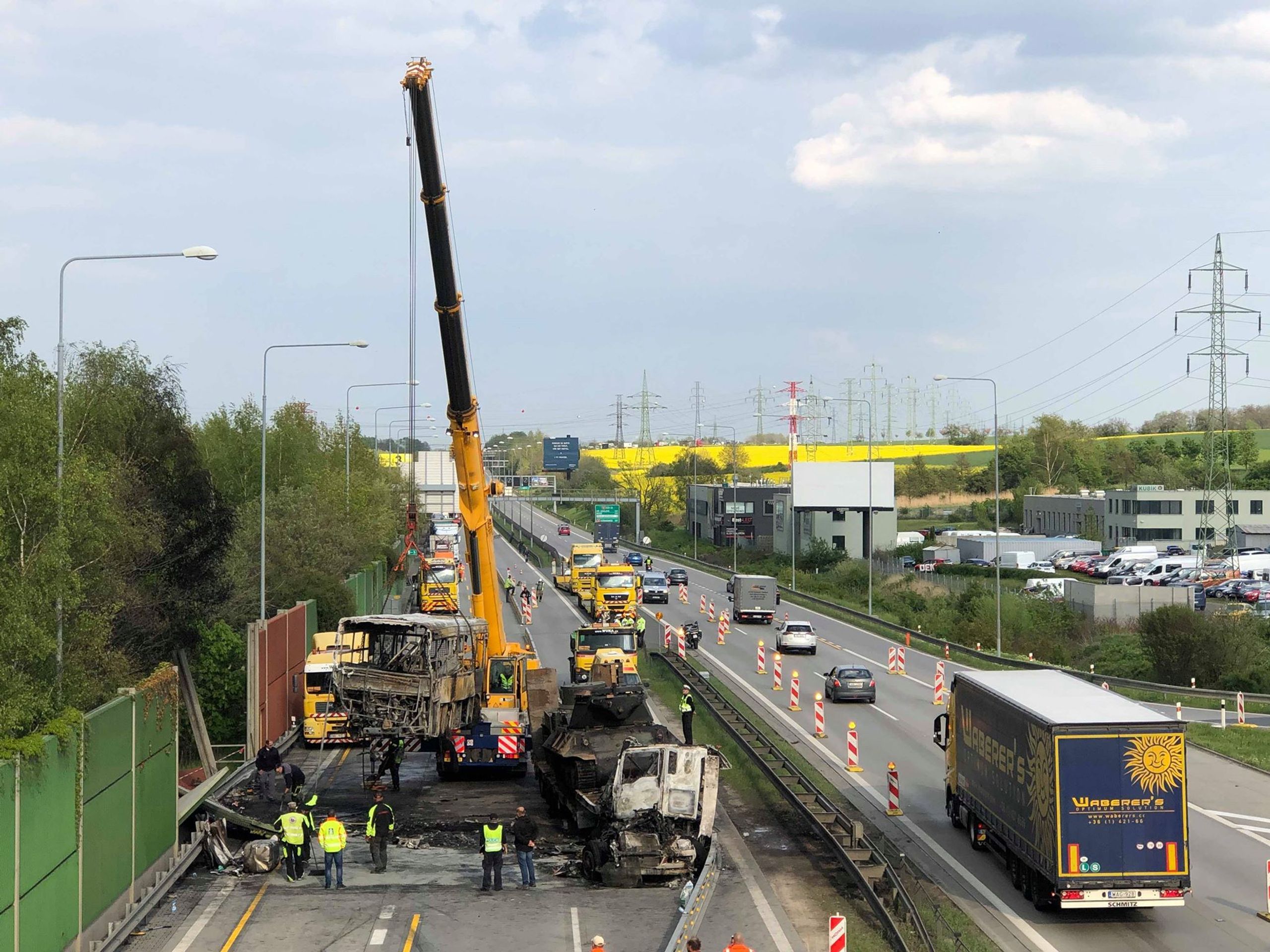 Odklízení trosek na Pražském okruhu - 9 - GALERIE: Nehoda autobusu a kamionů na pražském okruhu (18/30)