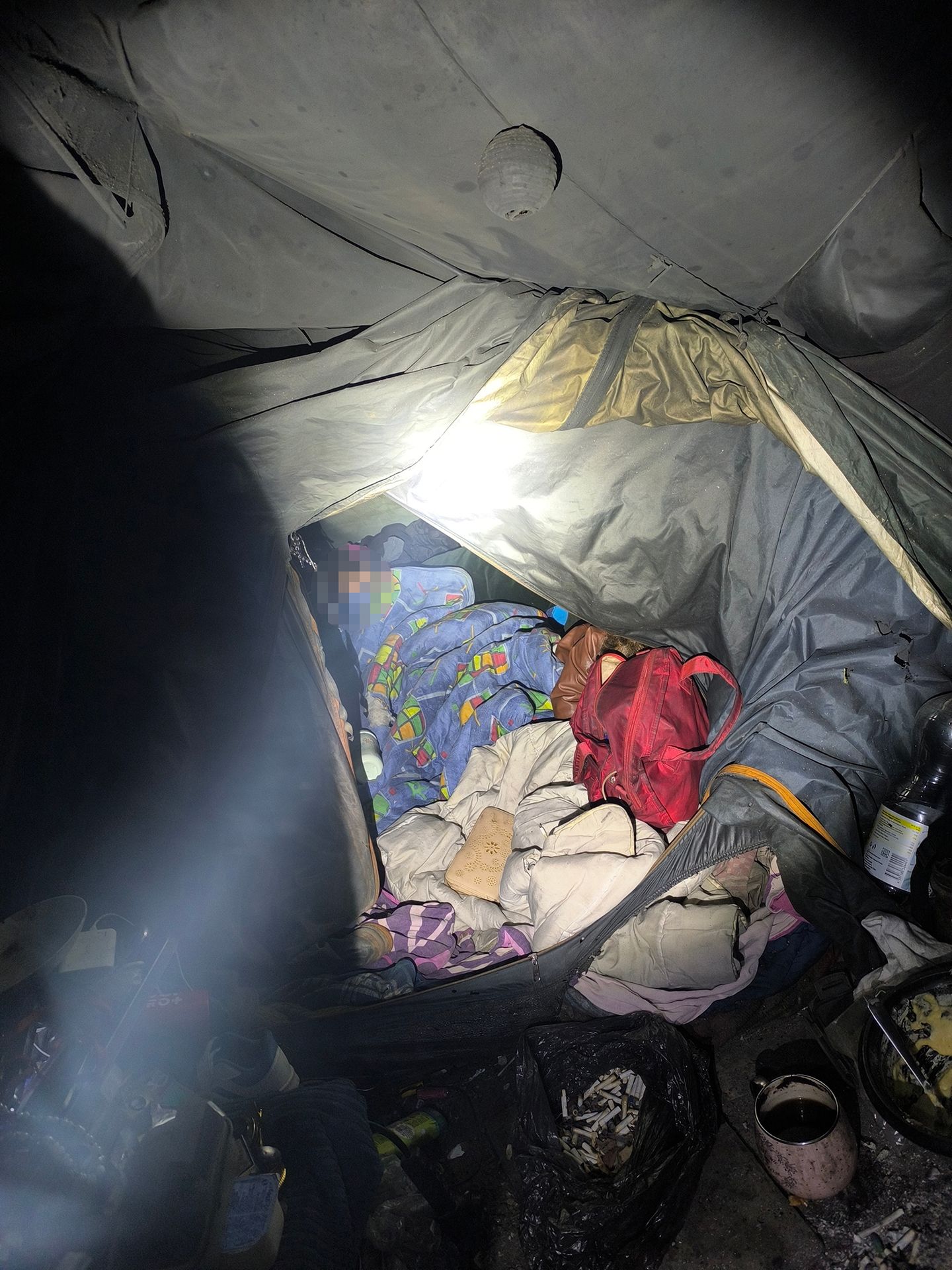 Dvě malé děti žily s matkou ve stanu - Dvě malé děti žily s matkou ve stanu (1/3)