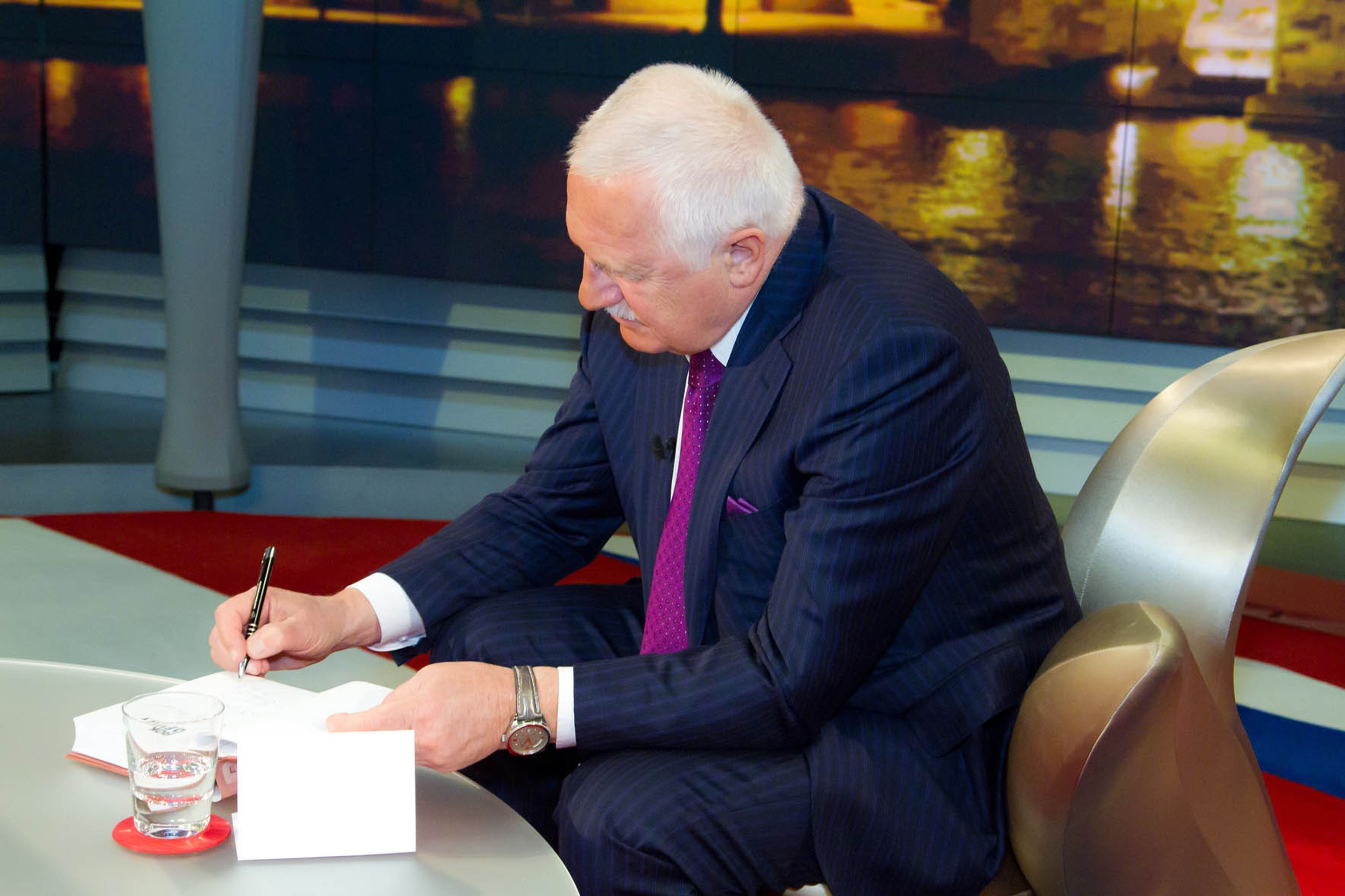 Václav Klaus - rozhovor - 7 - Hostem televize Nova byl ve středu večer prezident České republiky Václav Klaus. (7/8)
