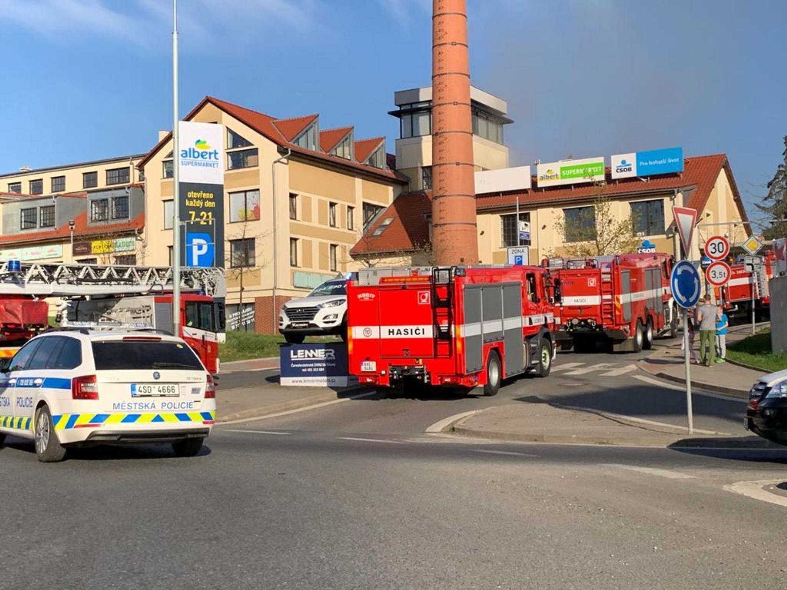 Požár v Říčanech u Prahy - 5 - GALERIE: Požár v Říčanech u Prahy (2/6)