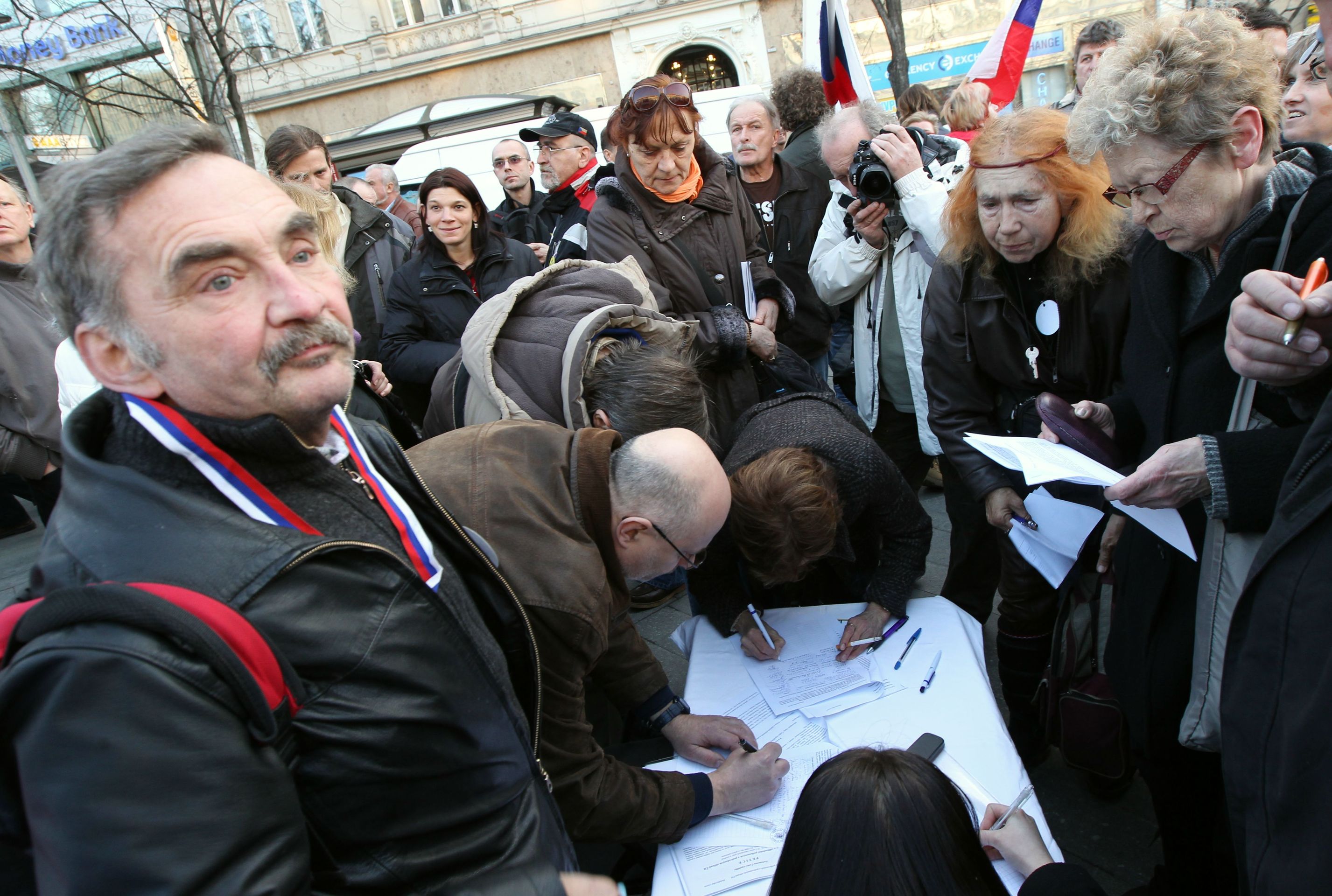 Lidé demonstrují proti vládě ČR a prezidentovi - 10 - Lidé protestují proti vládě Petra Nečase a prezidentu Klausovi (10/15)