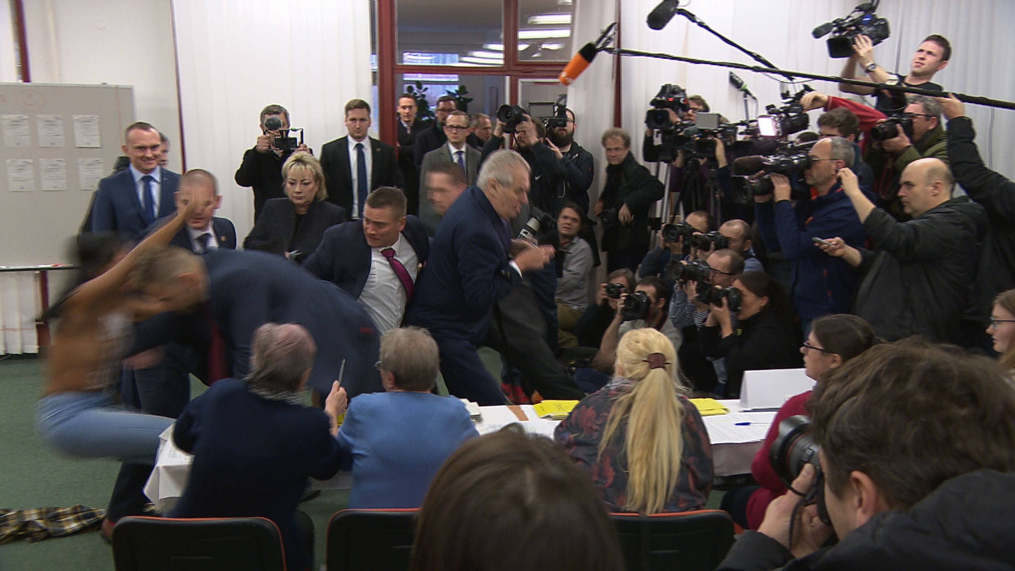 Miloš Zeman napadený u voleb - 10 - GALERIE: Miloš Zeman napadený u voleb (10/10)