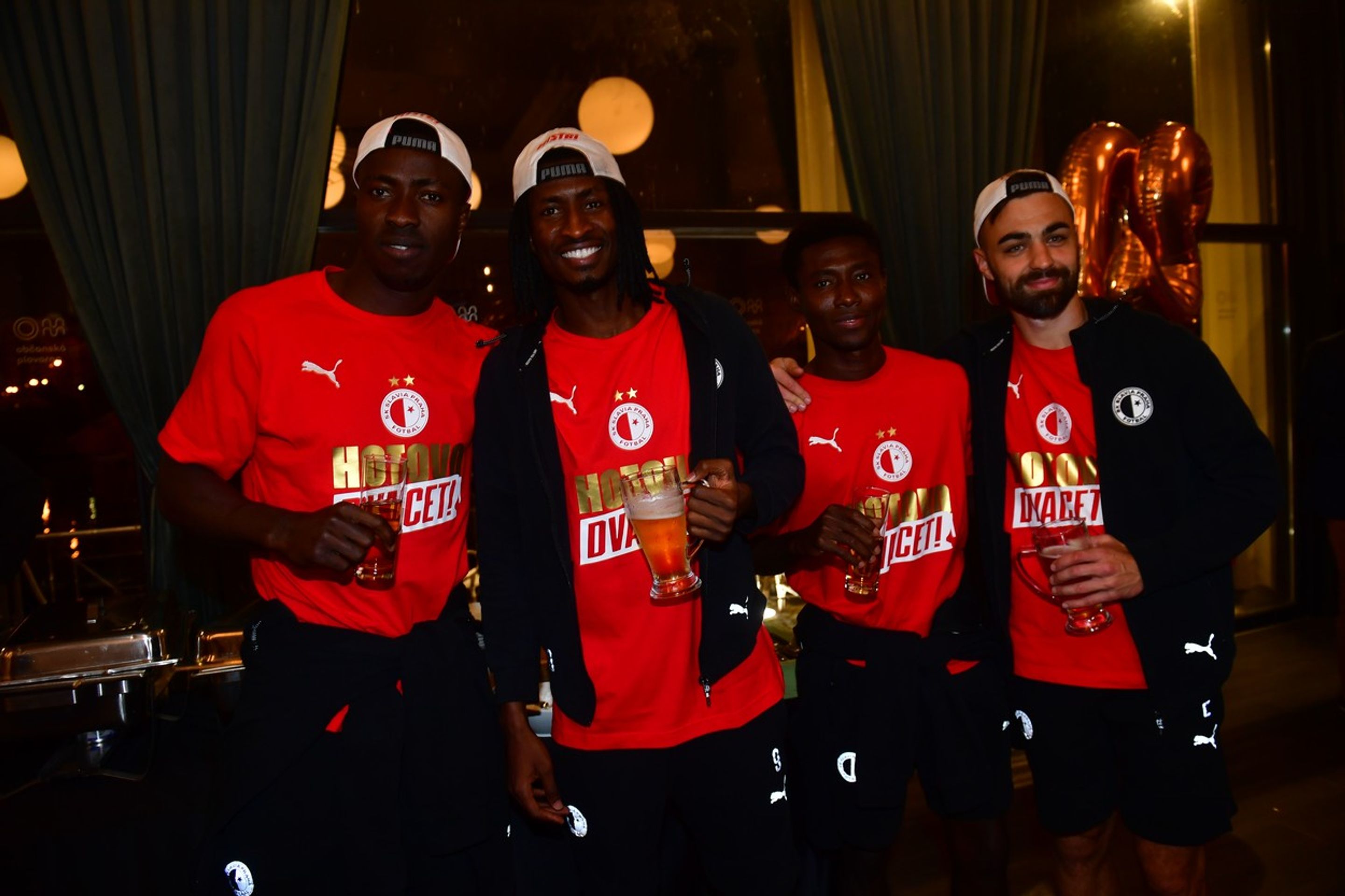 Ligové oslavy Slavie Praha - GALERIE: Takhle slavili fotbalisté Slavie Praha ligový triumf (5/5)