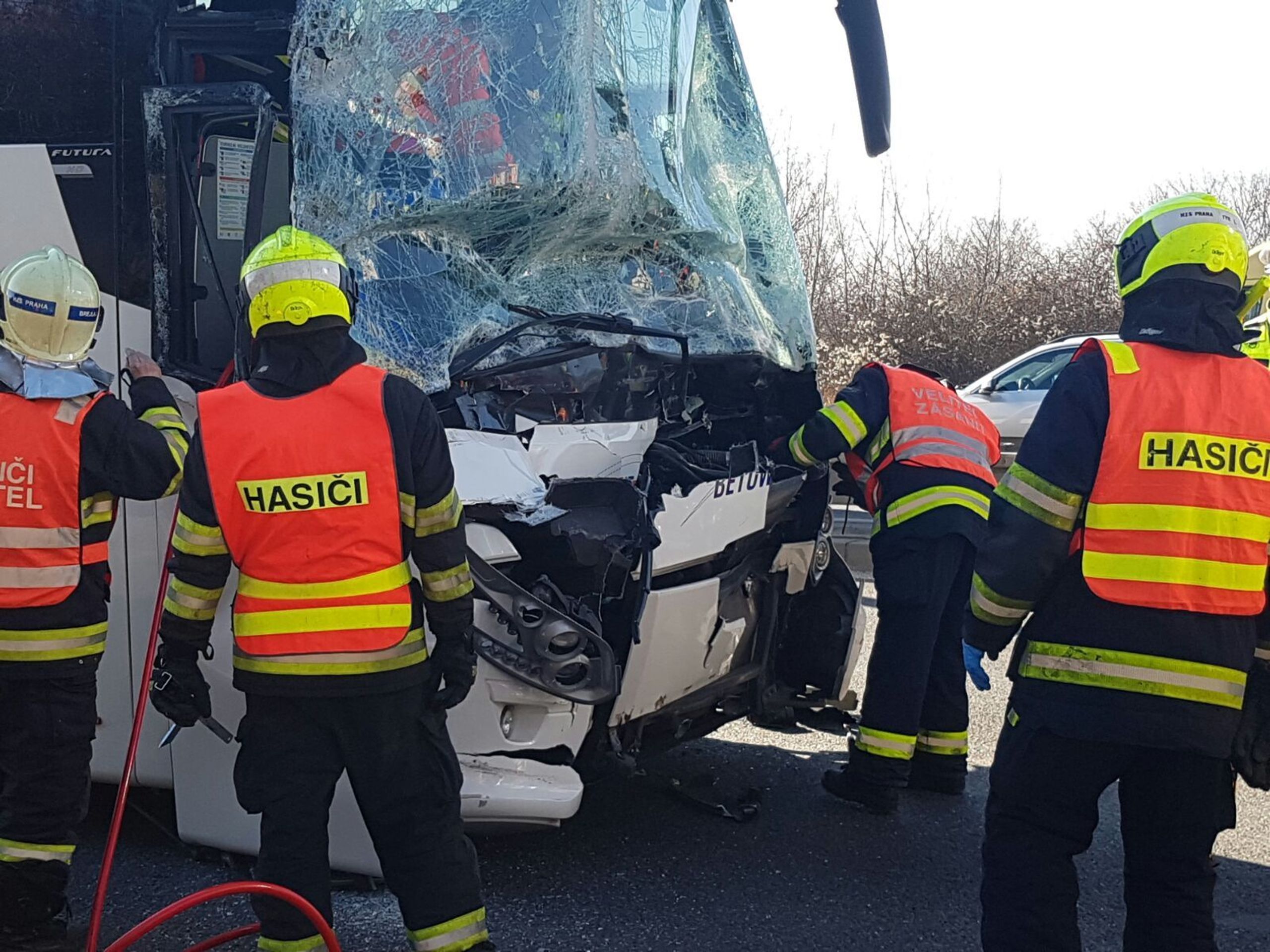 Nehoda autobusu na Kbelské - 3 - GALERIE: Nehoda autobusu na Kbelské (3/9)