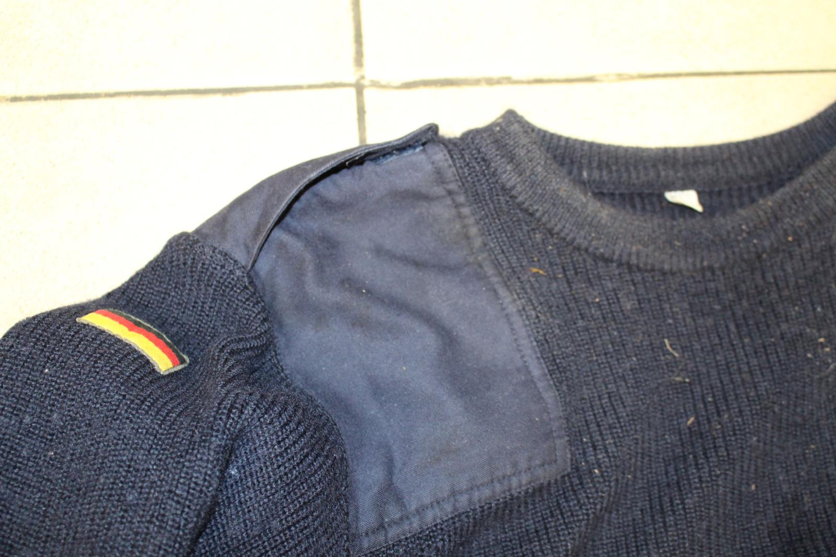 Oblečení mrtvého muže (9) - Pomozte policii identifikovat muže (1/9)