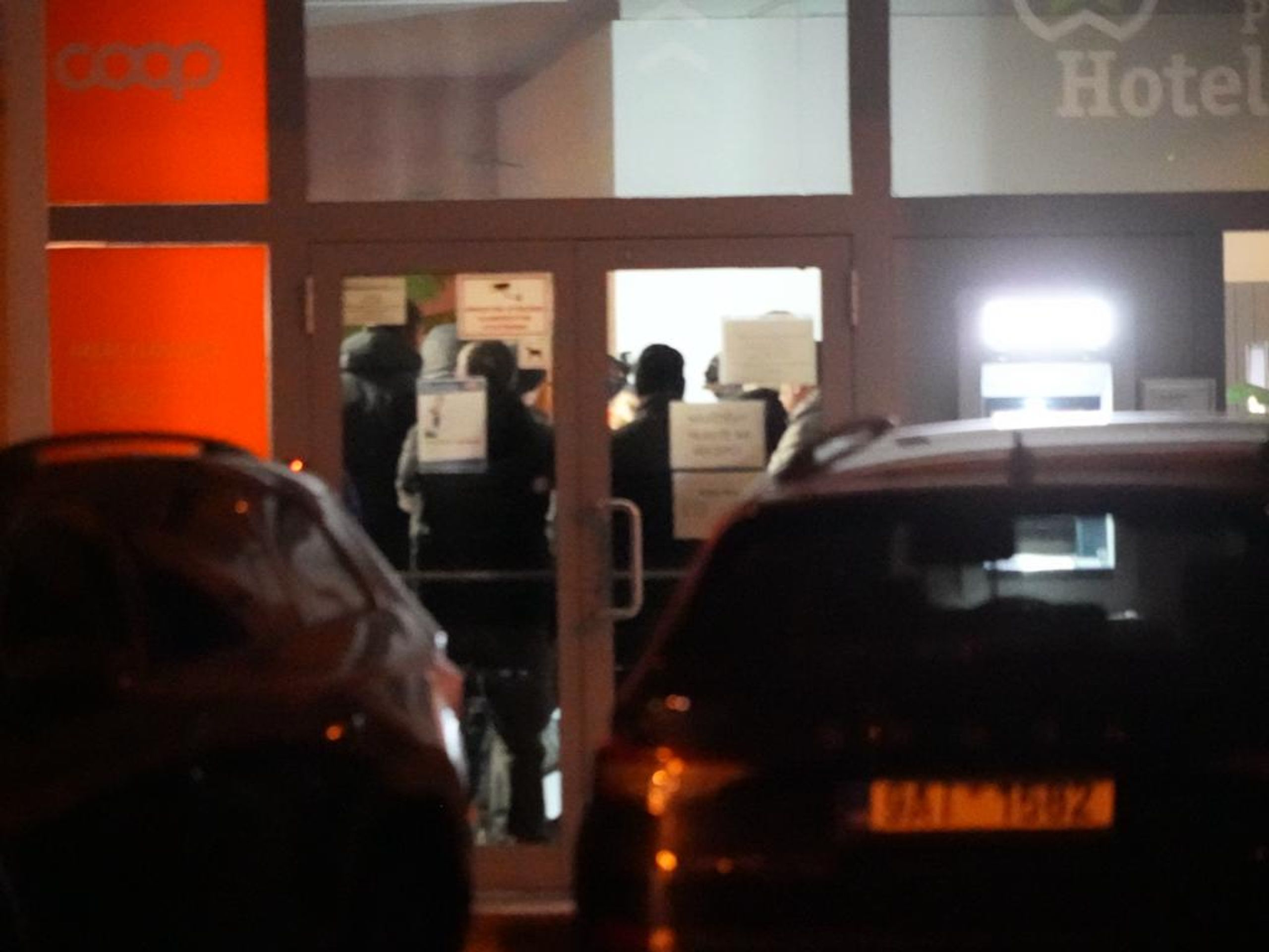 Razie v klánovické ubytovně pravděpodobně souvisí s páteční dvojnásobnou vraždou - Razie v klánovické ubytovně (4/4)