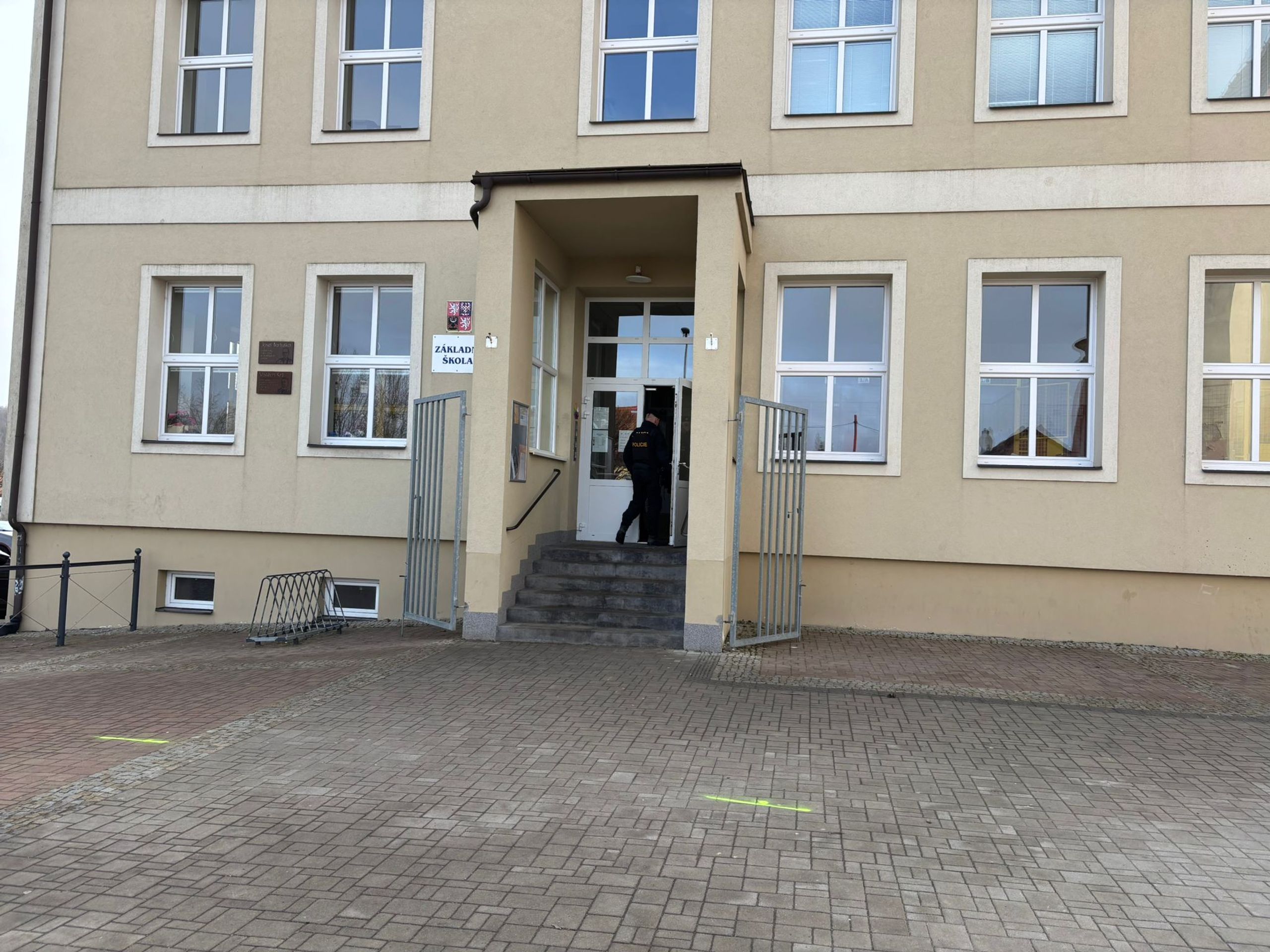 Zásah policie na základní škole v Českých Budějovicích (2) - Zásah policie na základní škole v Českých Budějovicích (3/5)