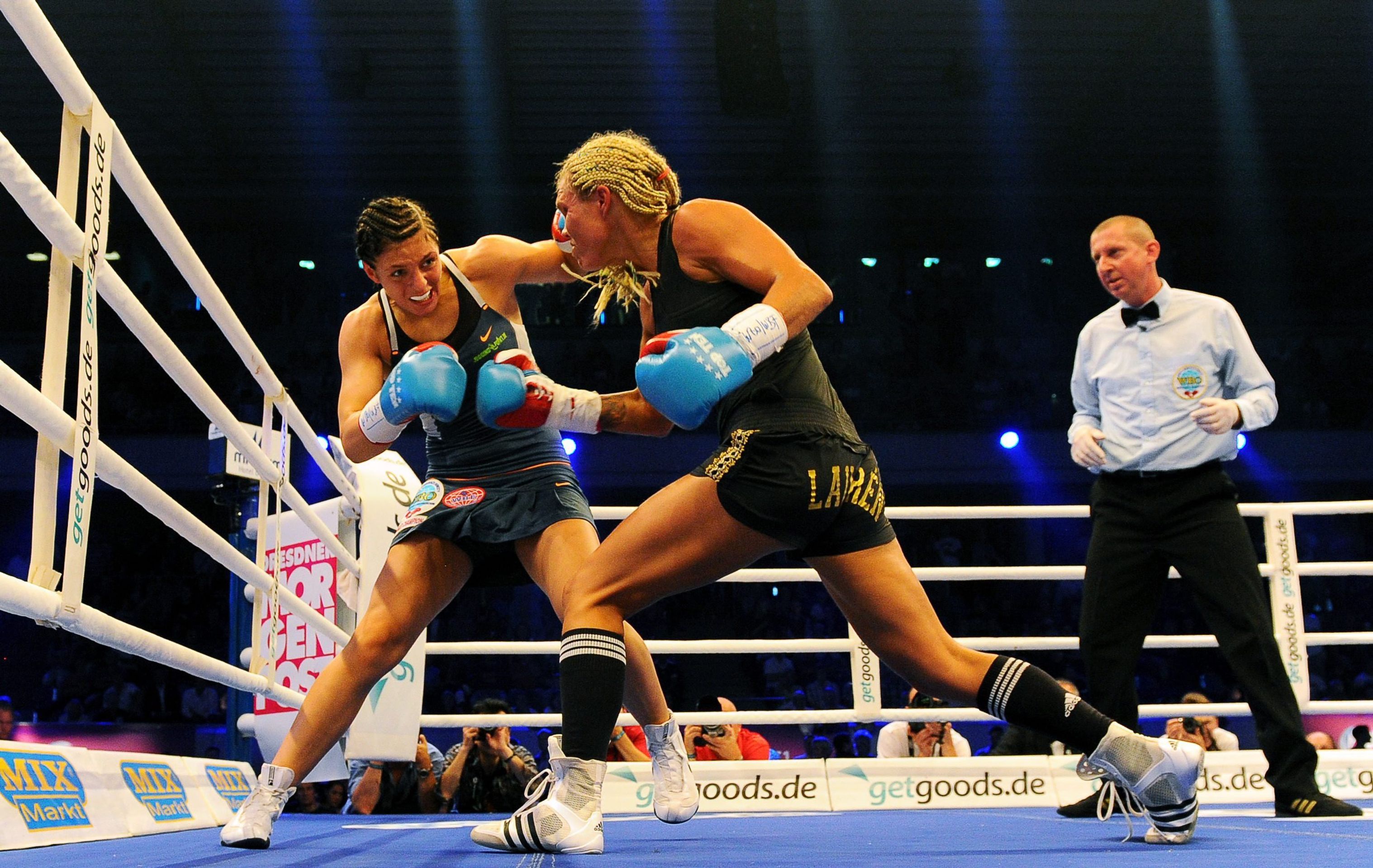 Mikaela Laurenová, Christina Hammerová - 13 - GALERIE: Boxerka zaskočila soupeřku polibkem (3/15)