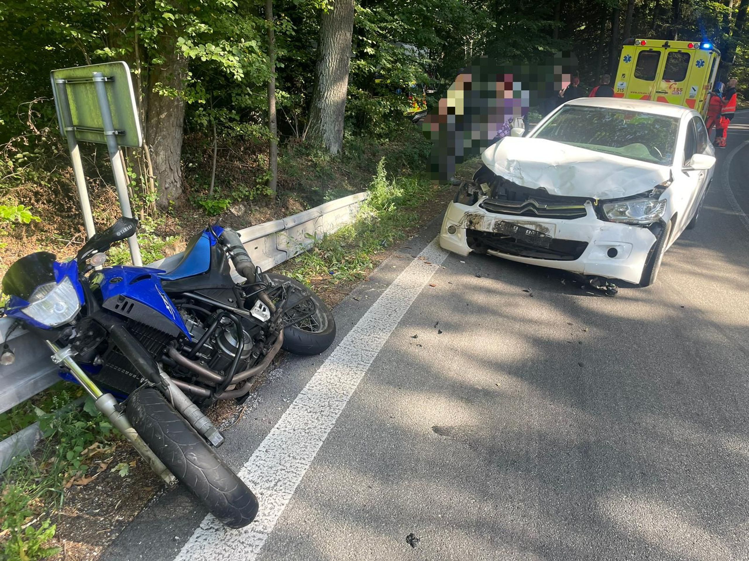 Srážka motorkáře s autem na Jindřichohradecku - Vážná nehoda na Jindřichohradecku (4/4)