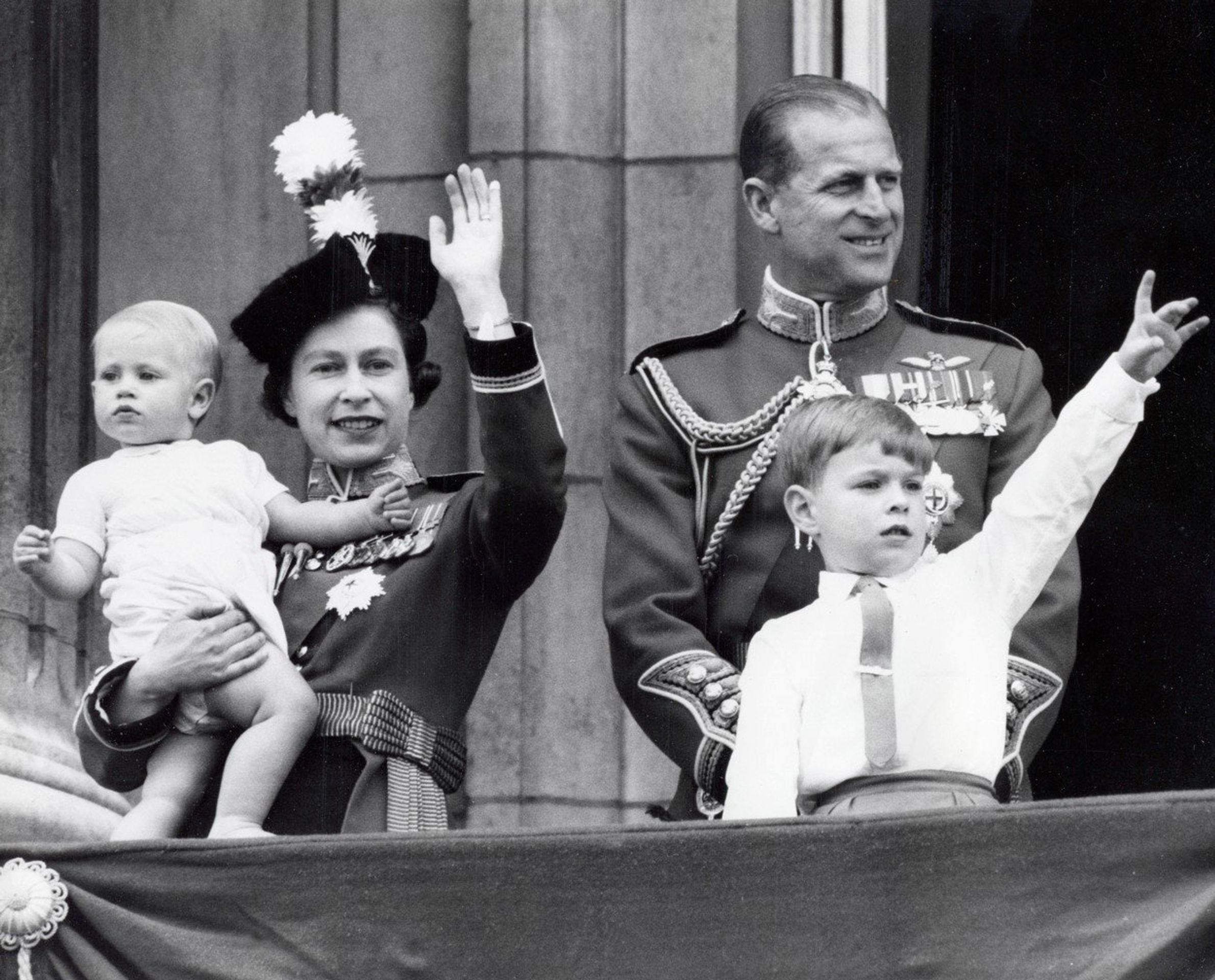 Královna Alžběta, princ Phillip a princ Edward a Andrew - 1965 - Princ Edward (8/8)