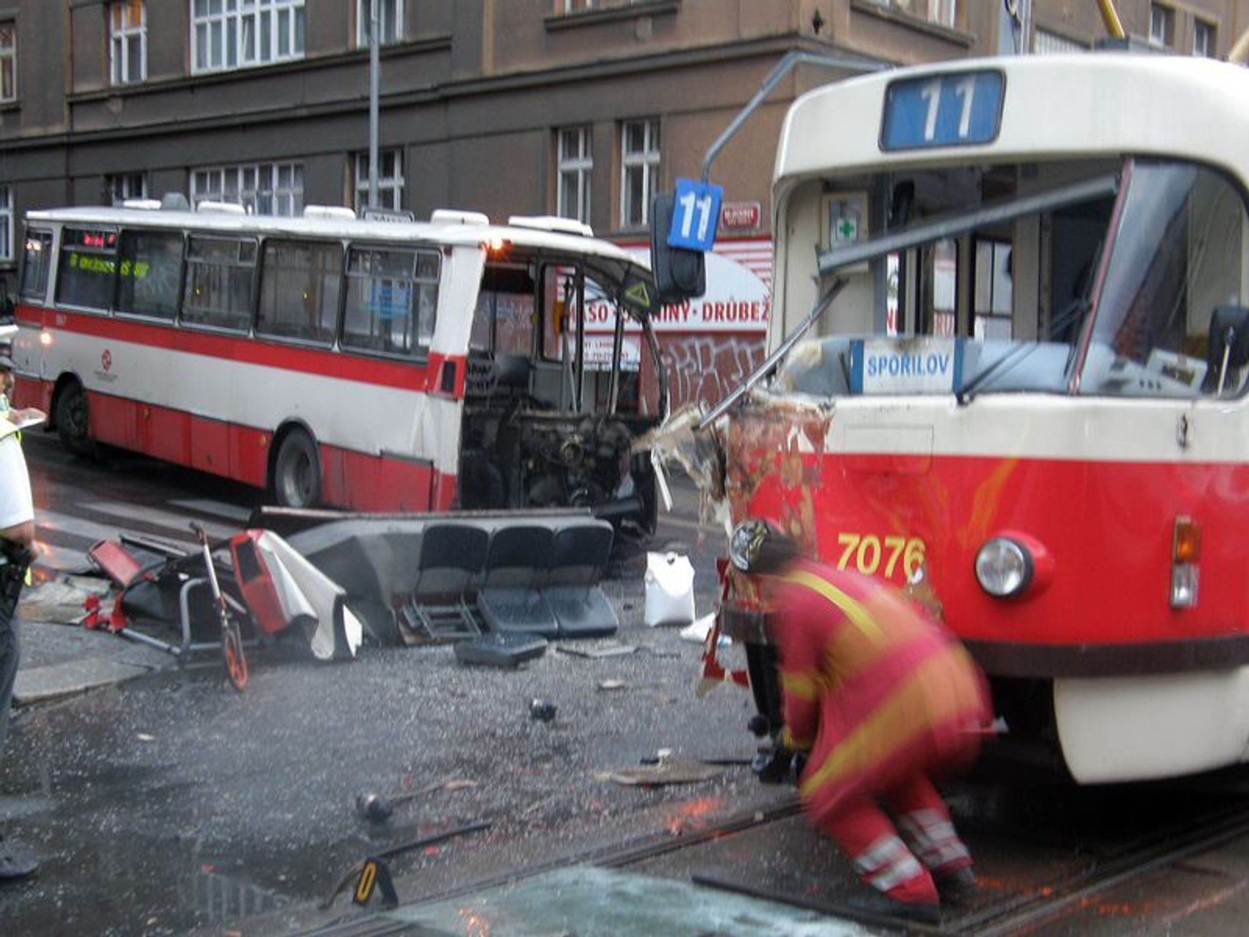 Srážka tramvaje a autobusu v pražských Nuslích - 7 - GALERIE: Srážka tramvaje a autobusu v pražských Nuslích (3/9)