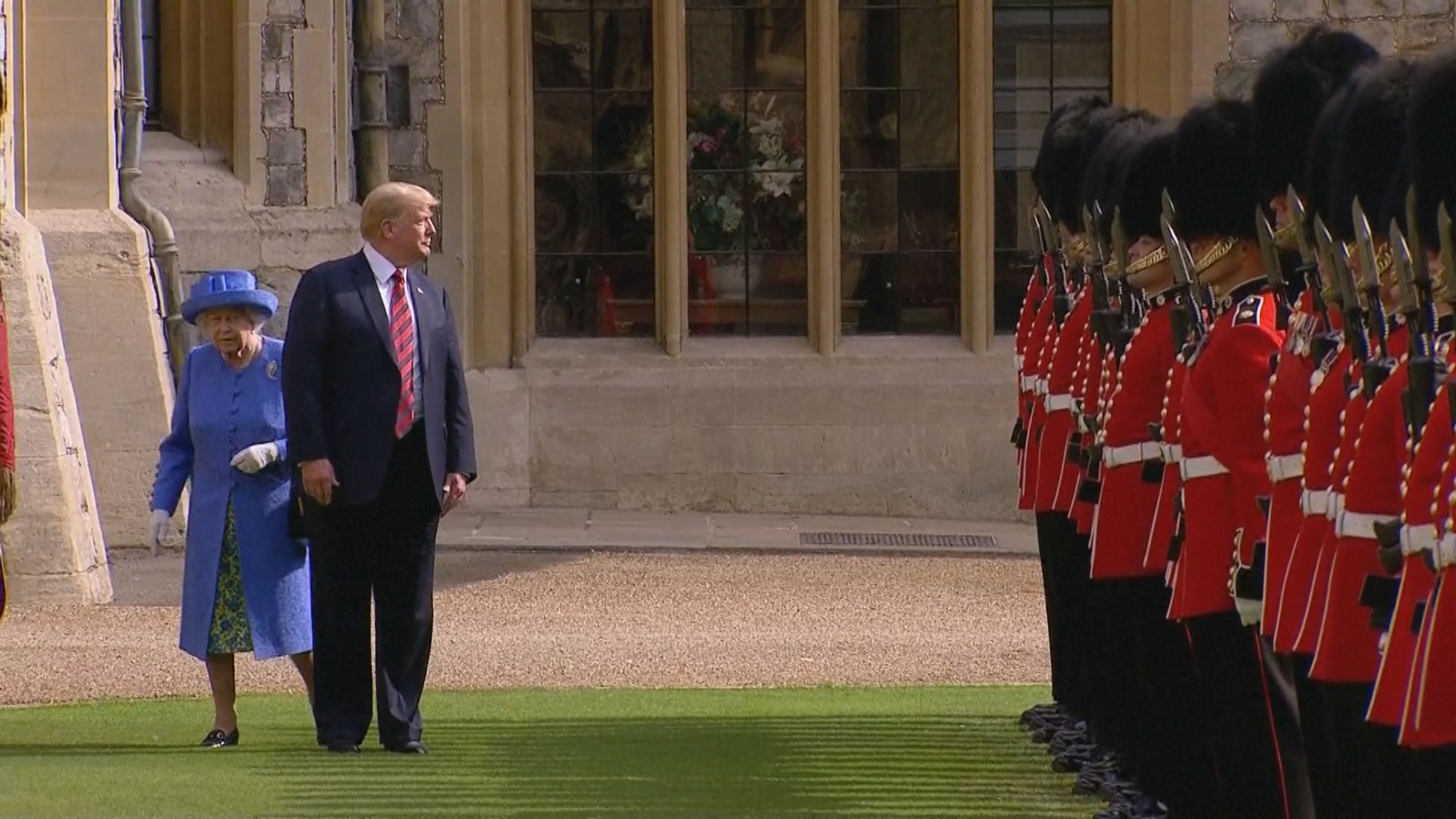Donald Trump a královna Alžběta II. - 4 - GALERIE: Trapas Donalda Trumpa před britskou královnou (9/12)