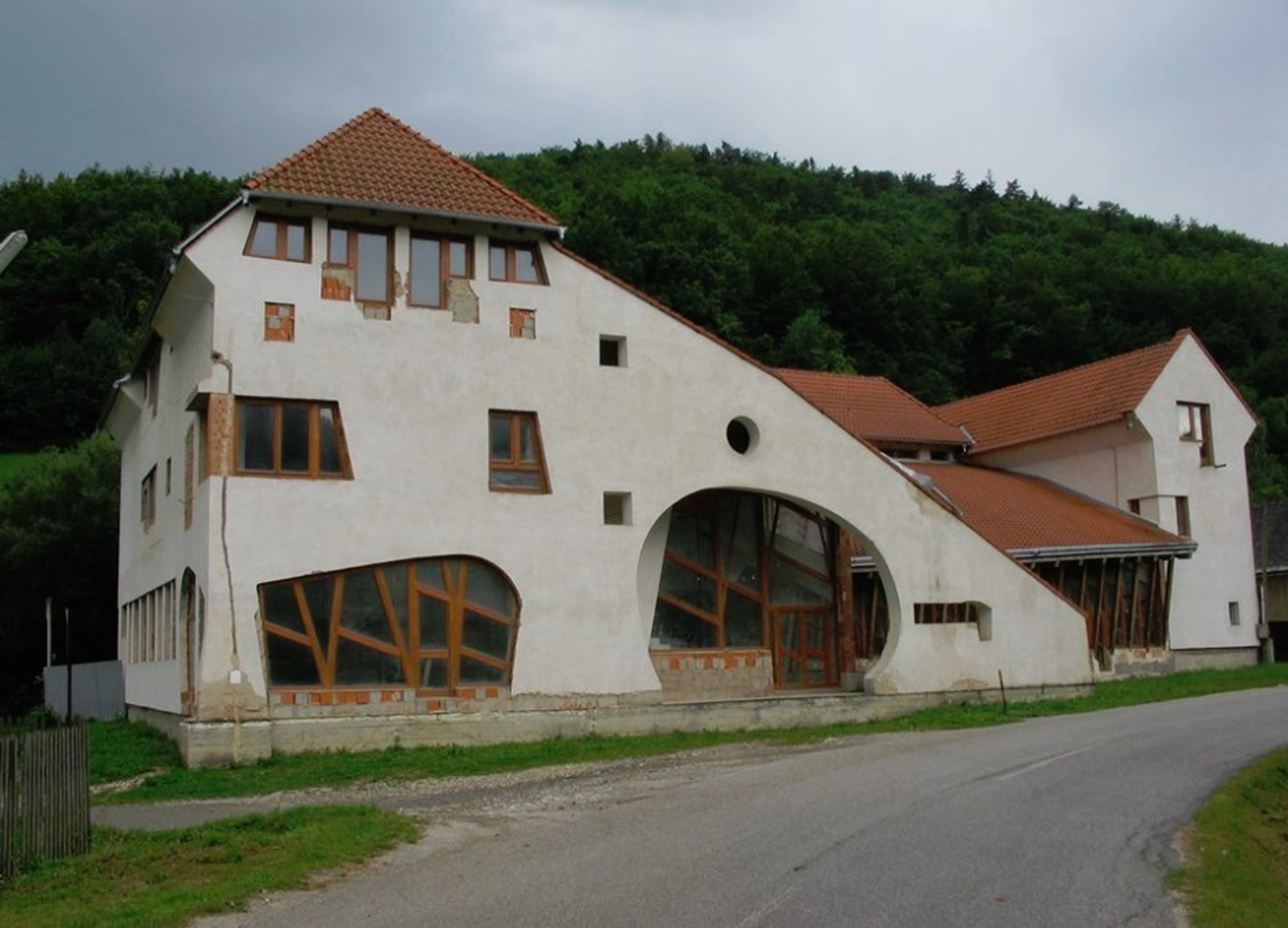 Architektonické peklo - nevkusné domky - 9 - GALERIE: Architektonické peklo - nevkusné domky (6/14)