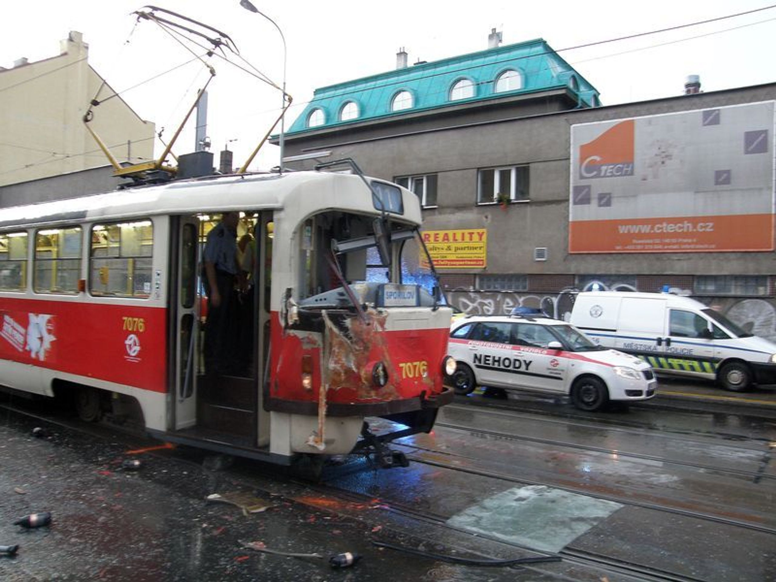 Srážka tramvaje a autobusu v pražských Nuslích - 2 - GALERIE: Srážka tramvaje a autobusu v pražských Nuslích (6/9)