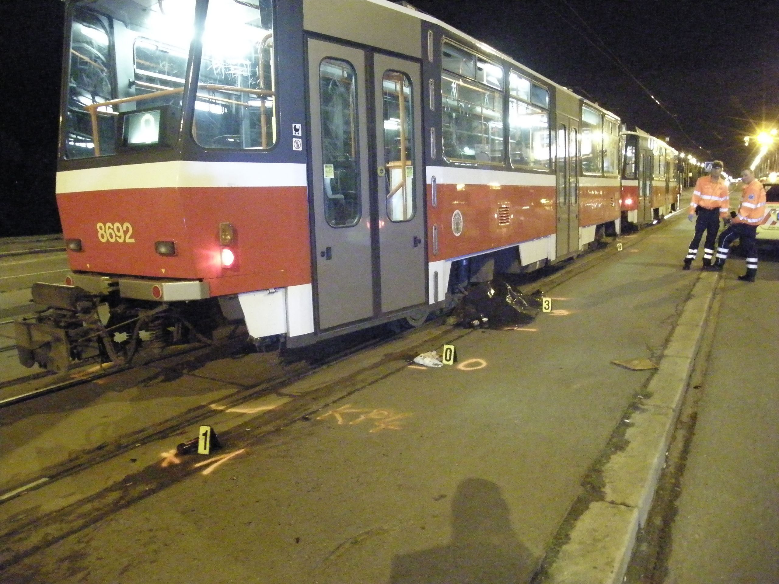V Praze tramvaj srazila chodce-4 - GALERIE: V Praze srazila muže tramvaj (7/7)