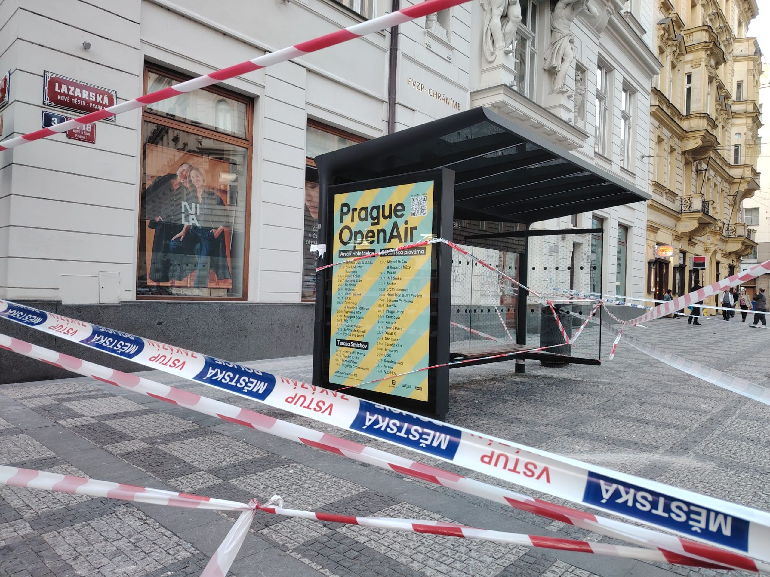 Uvolněná římsa na ulici Lazarská v Praze - Uvolněná římsa v Praze na ulici Lazarská (4/6)