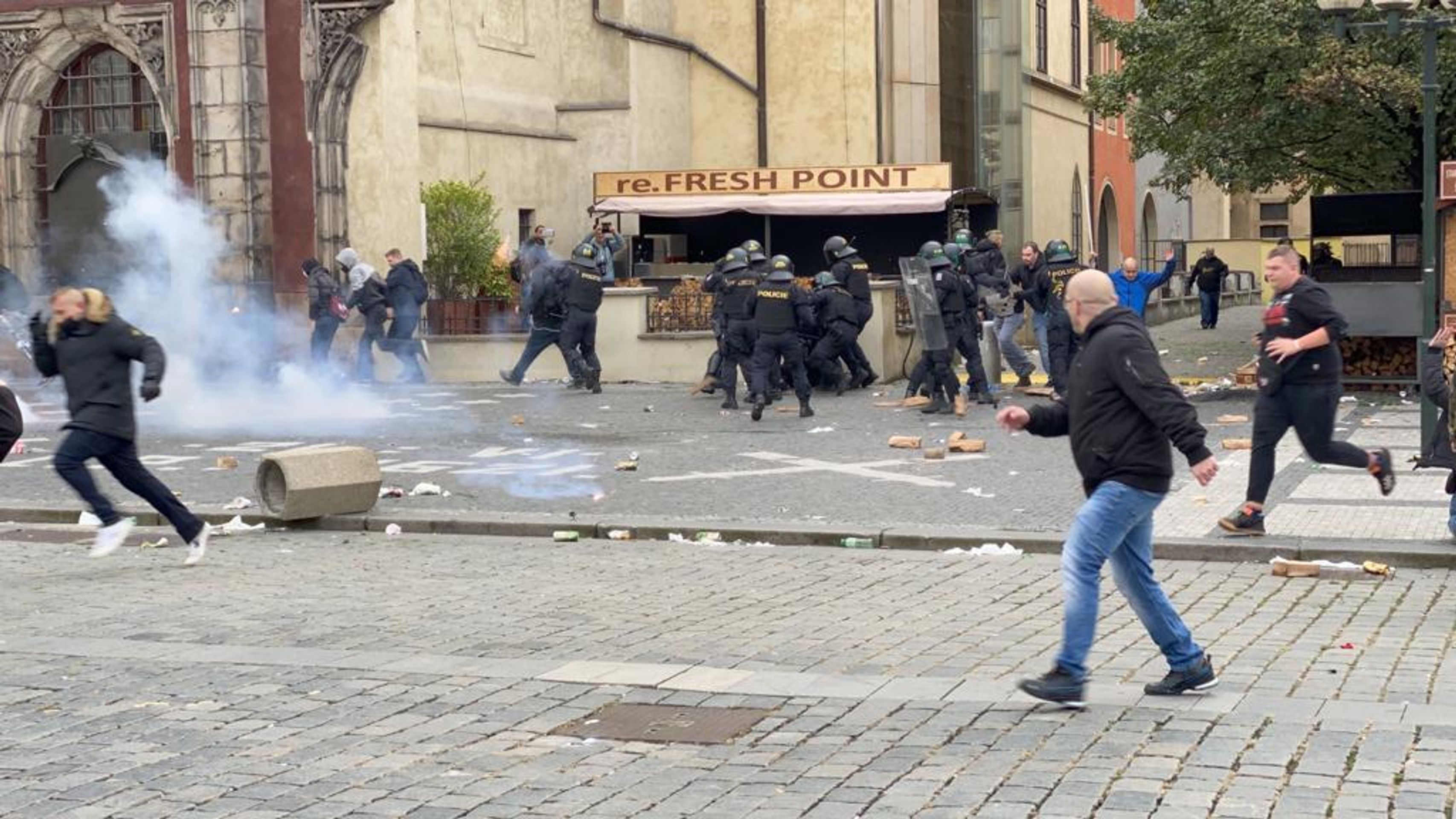 Demonstrace fotbalových chuligánů na Staroměstském náměstí se vyhrotila - 14 - GALERIE: Protestní akce na Staroměstském náměstí se zvrhla (10/23)
