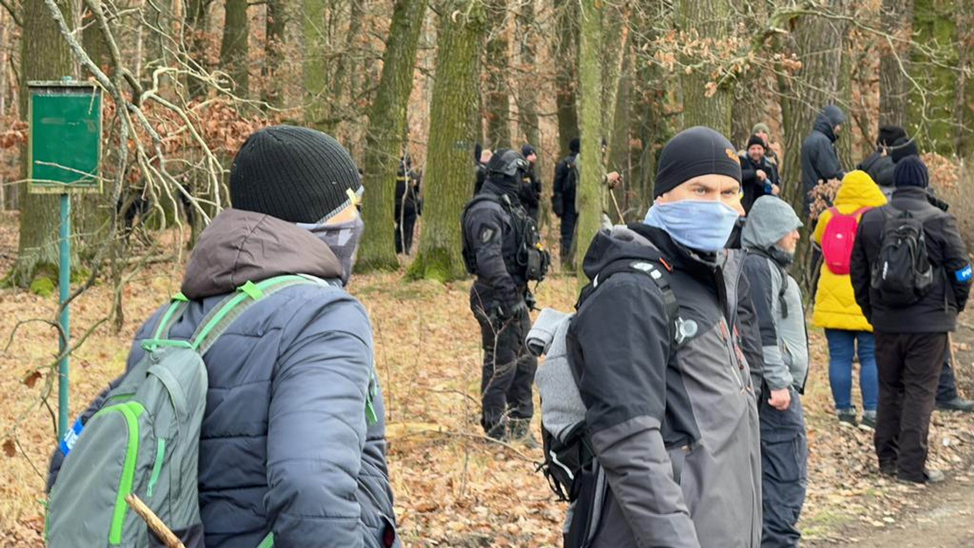 Hromadná policejní akce v Klánovicích (8) - Pátrací akce v Klánovickém lese (7/33)