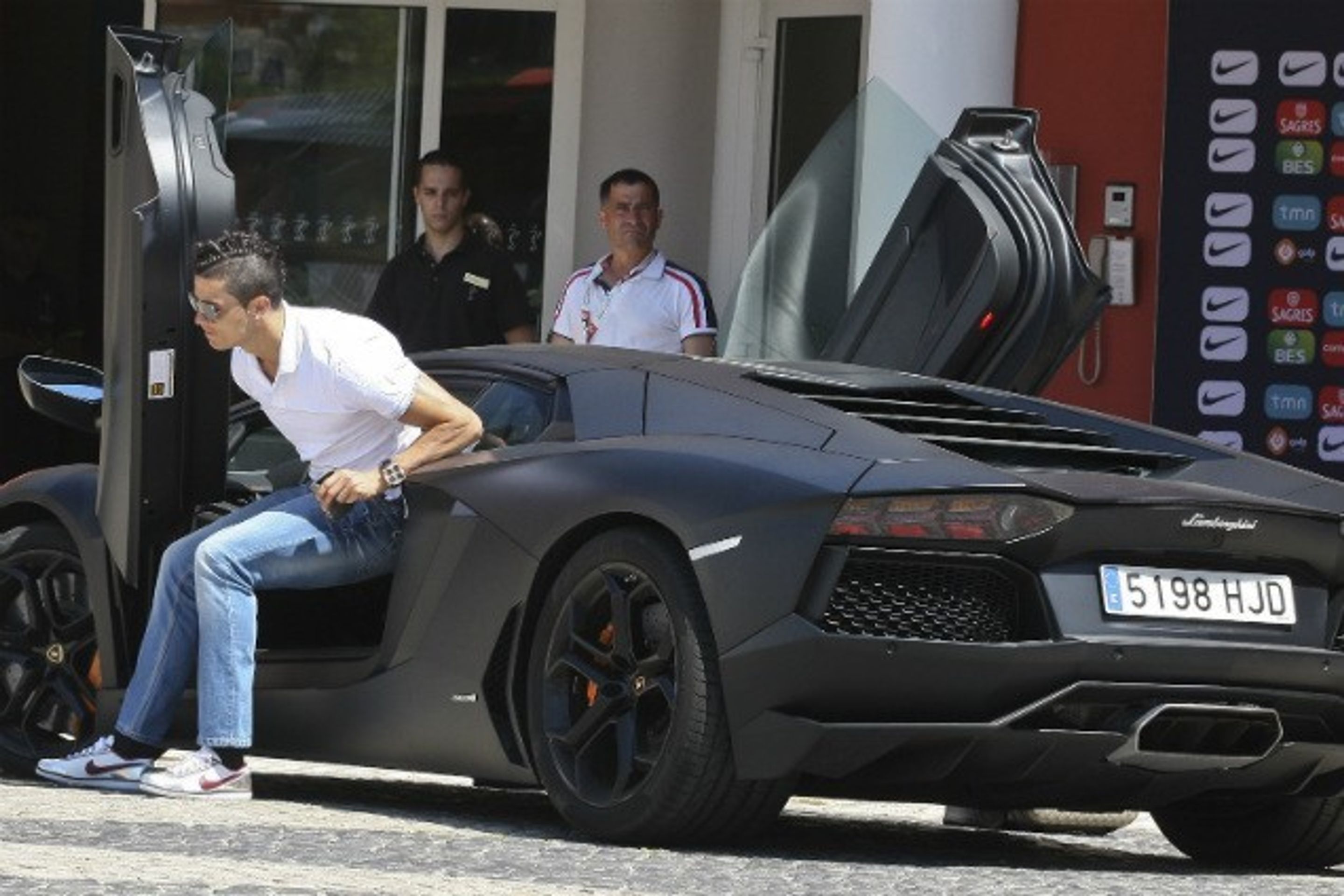 Cristiano Ronaldo - miluje gel na vlasy a auta - 18 - GALERIE: Cristiano Ronaldo - miluje gel na vlasy a auta (11/13)