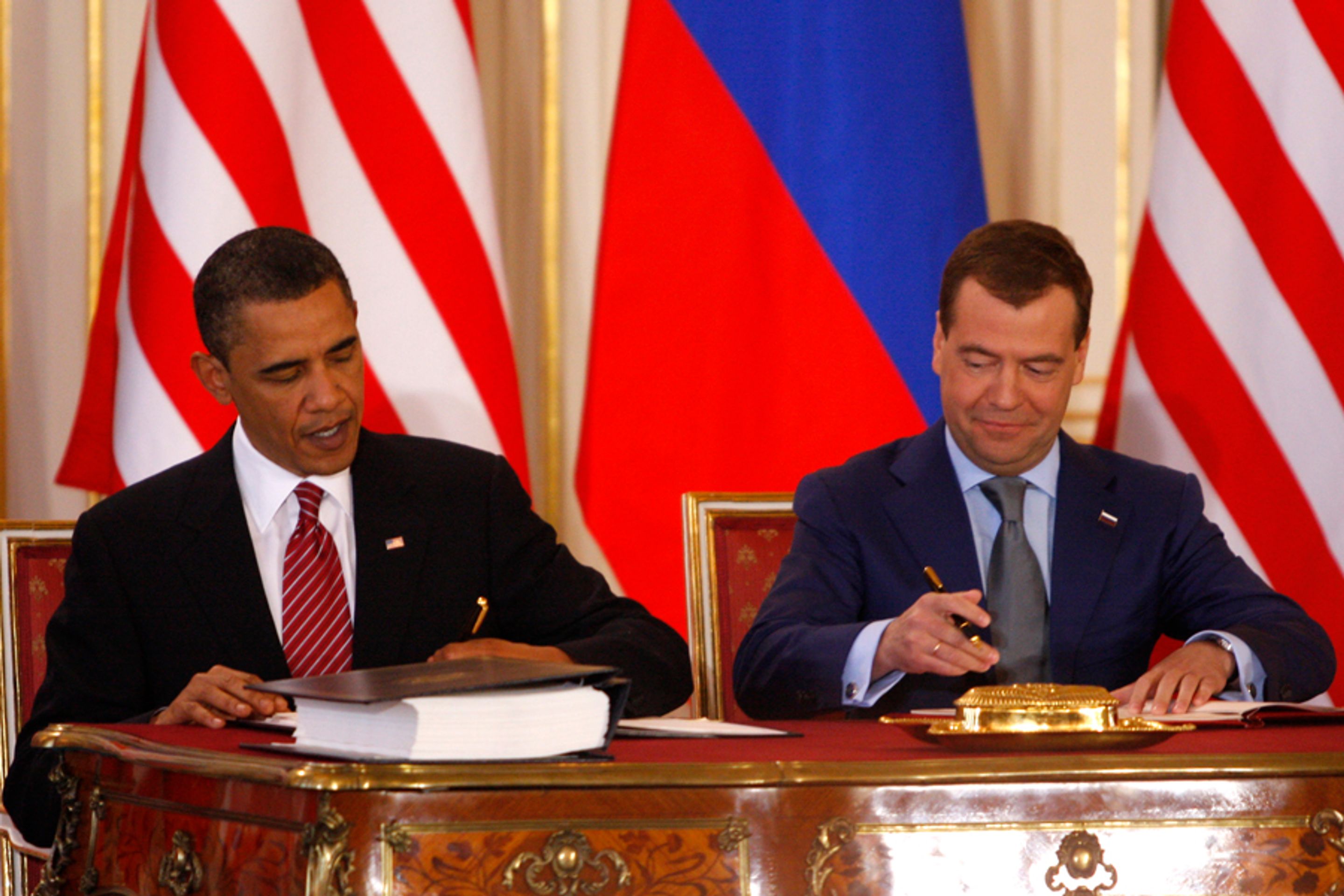 Obama a Medveděv-7 - GALERIE: Obama a Medveděv podepisují smlouvu o odzbrojení (12/26)