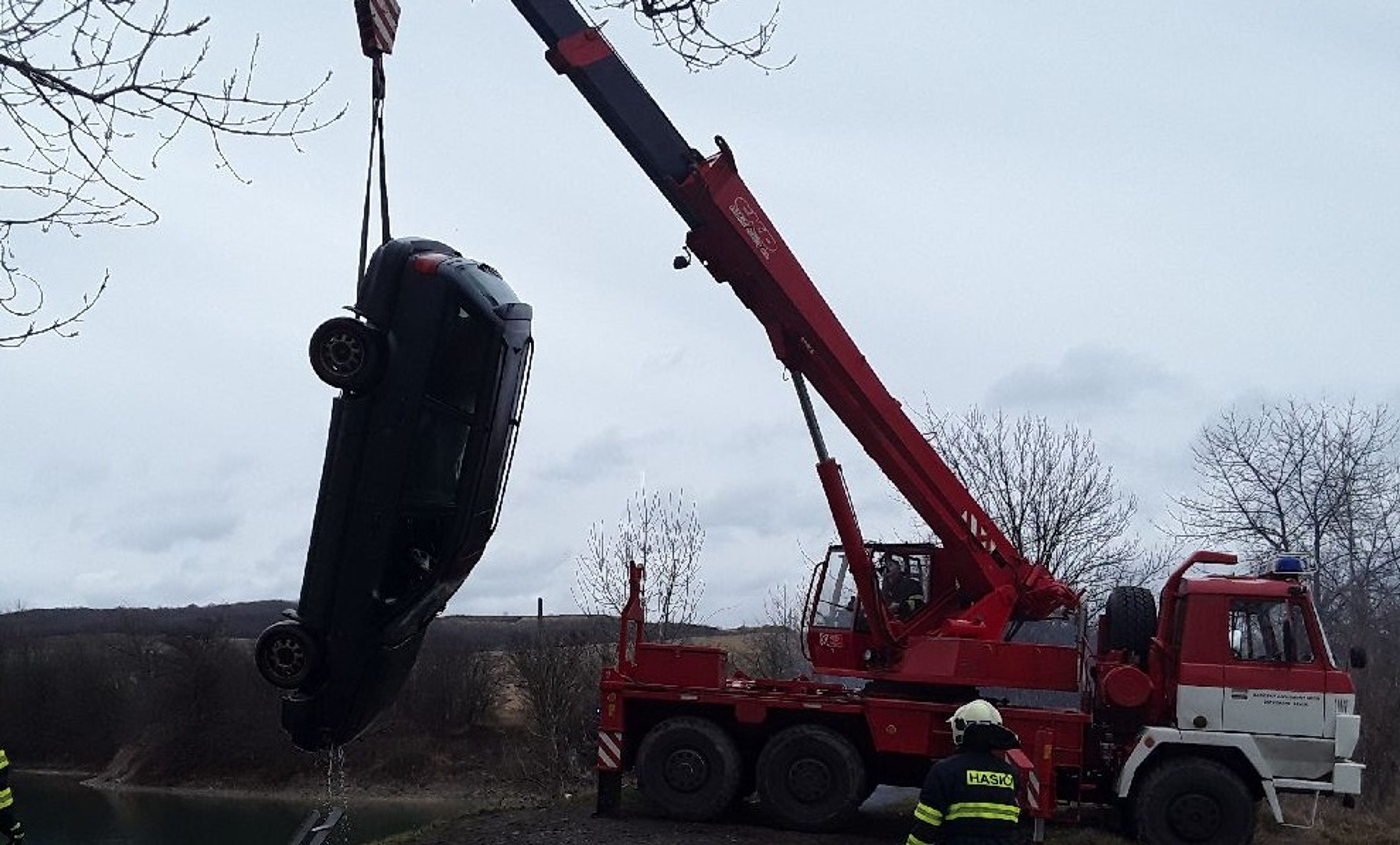 Potápěč objevil na dně lomu na Teplicku čtyři kradená auta - 4 - GALERIE: V lomu na Teplicku byla utopená čtyři kradená auta (3/13)