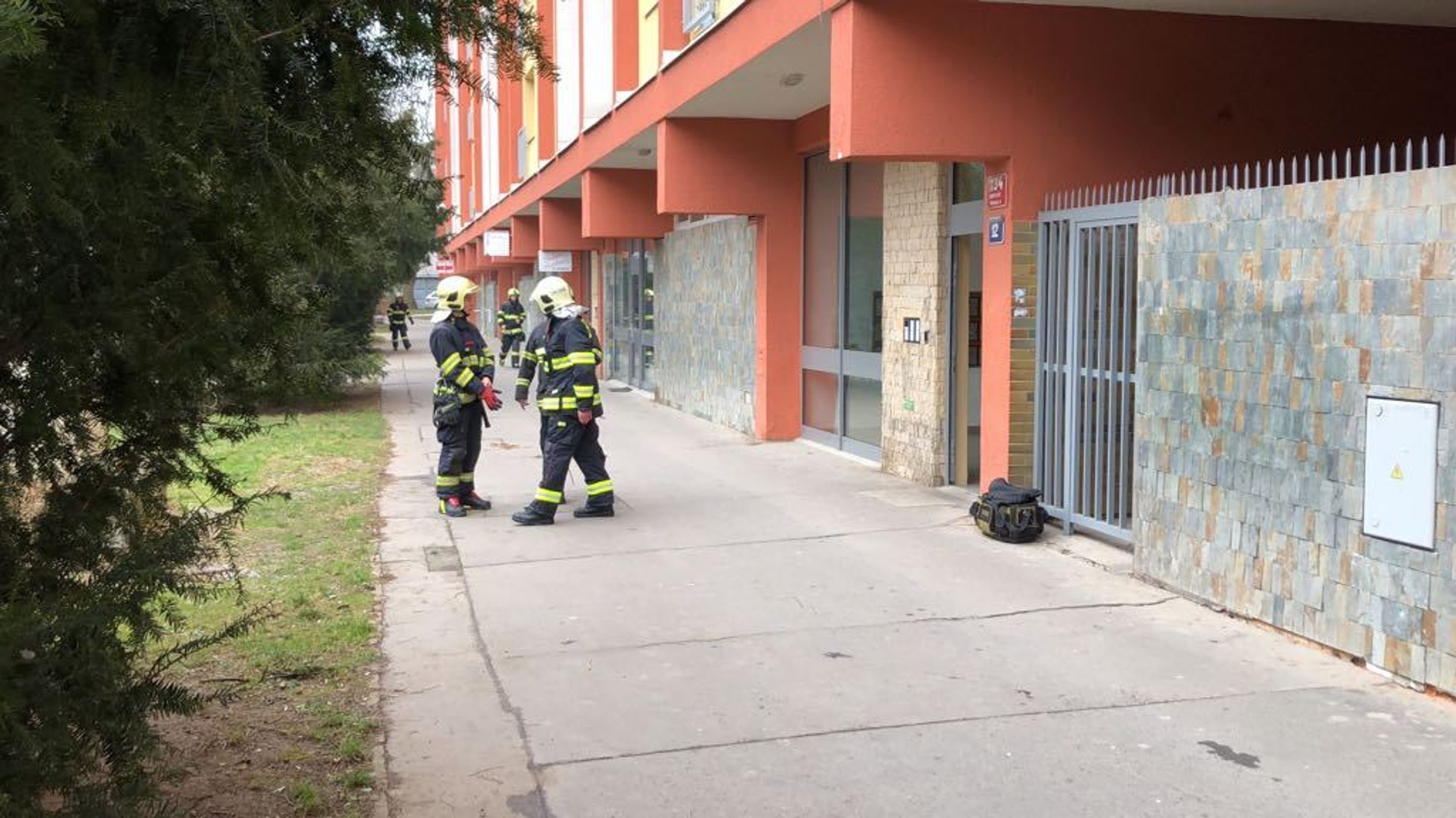 Evakuace a zásah policistů ve Famfulíkově ulici v Praze - 4 - GALERIE: Evakuace a zásah policistů ve Famfulíkově ulici (4/14)