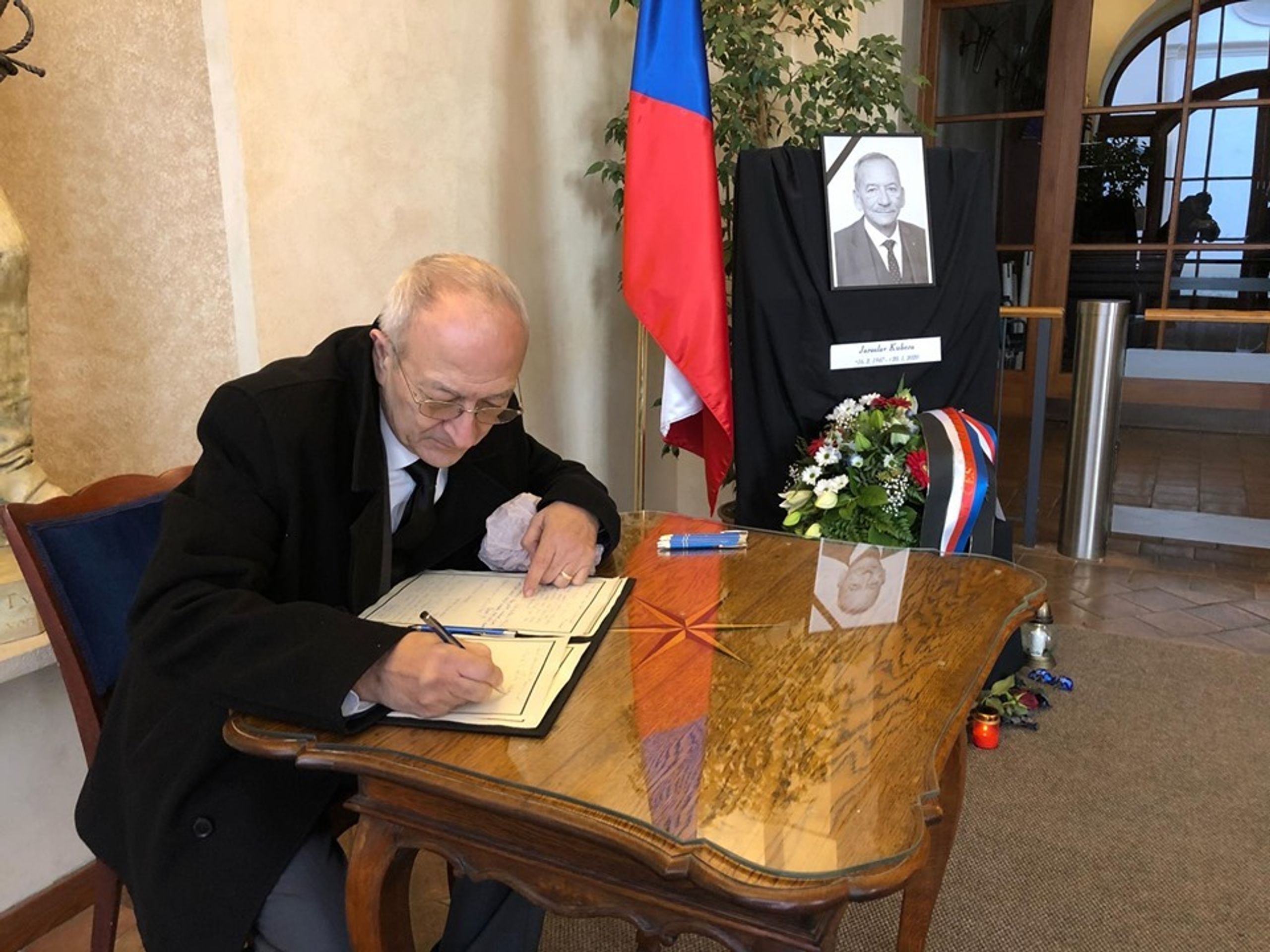 Senátoři na zasedání organizačního výboru - 8 - GALERIE: Senát prozradí, co se bude dít po úmrtí Jaroslava Kubery (12/12)