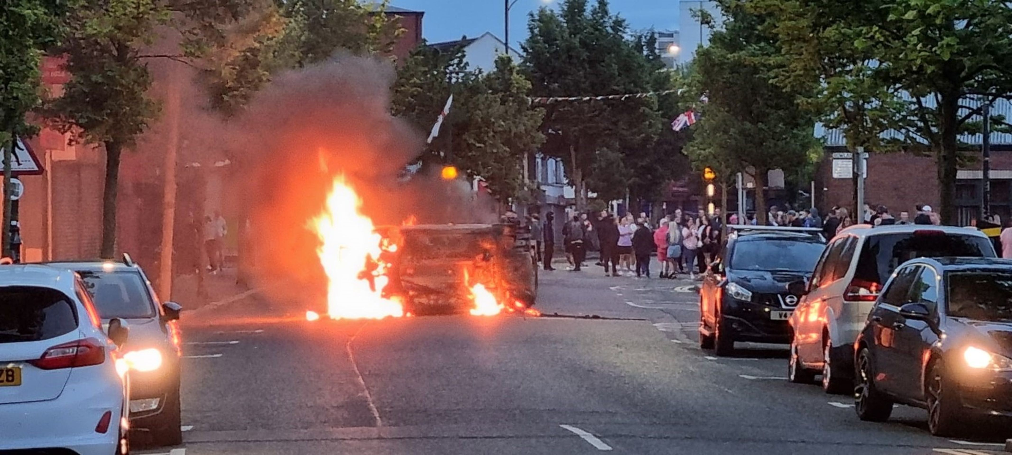 Protiimigrační demonstrace v Belfastu, 3. 8. 2024 (4) - Protiimigrační demonstrace v Belfastu (5/5)