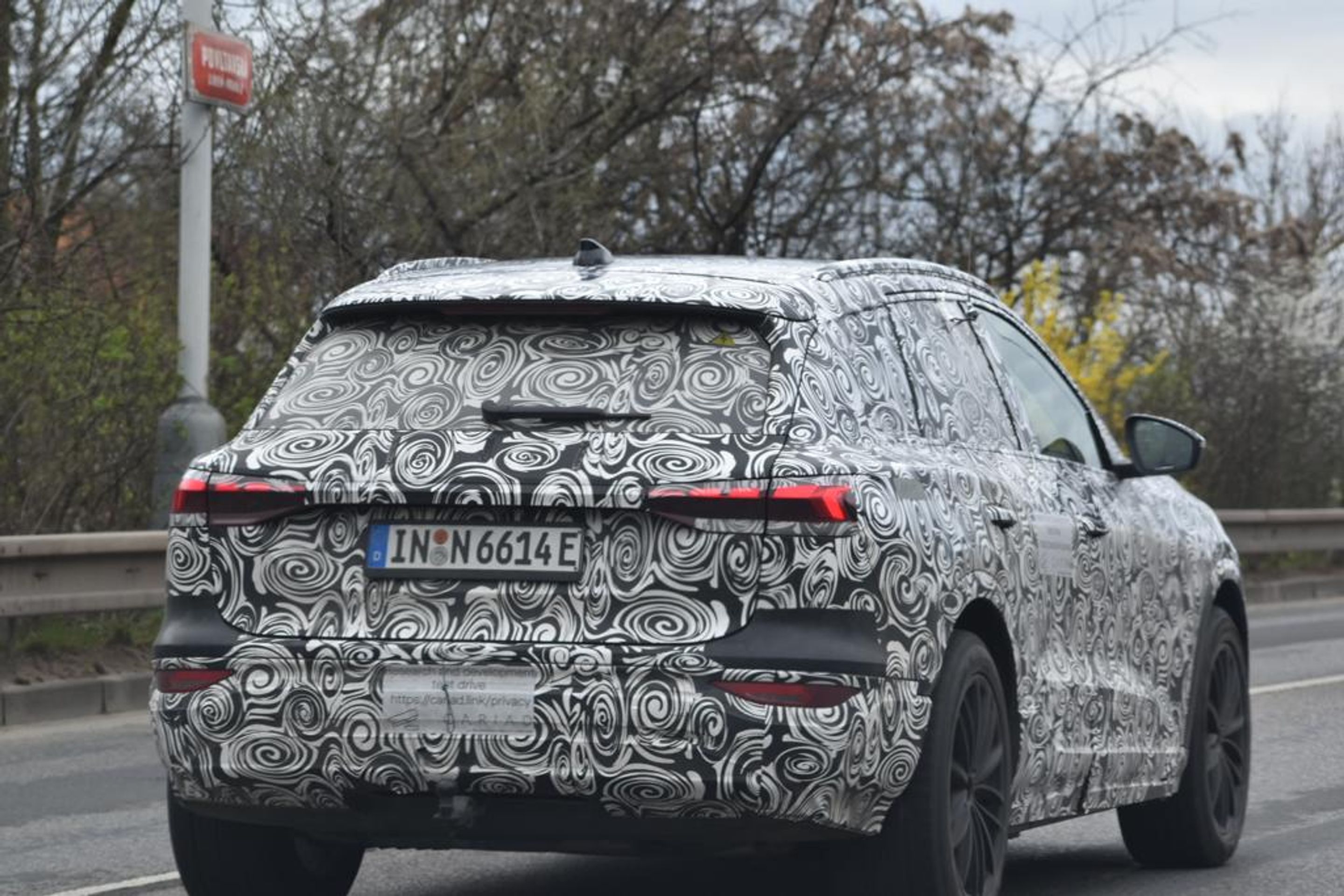 Maskované prototypy Audi A4 Avant a Q6 e-tron v ulicích Prahy - Testování maskovaných novinek od Audi v ulicích Prahy (9/15)