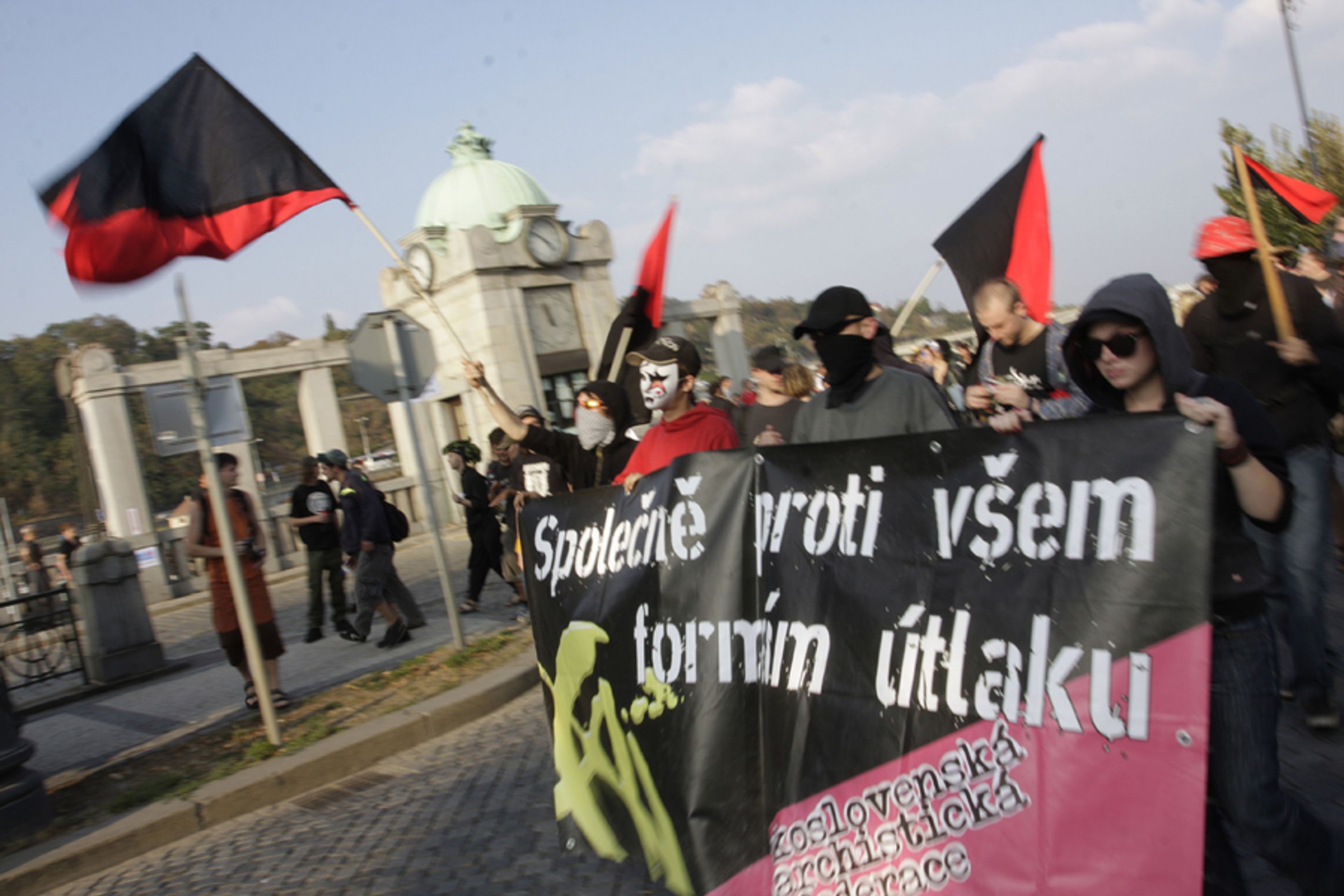 Na 1500 squaterů dovádělo v centru Prahy-7 - Na 1500 squaterů dovádělo v centru Prahy (7/39)