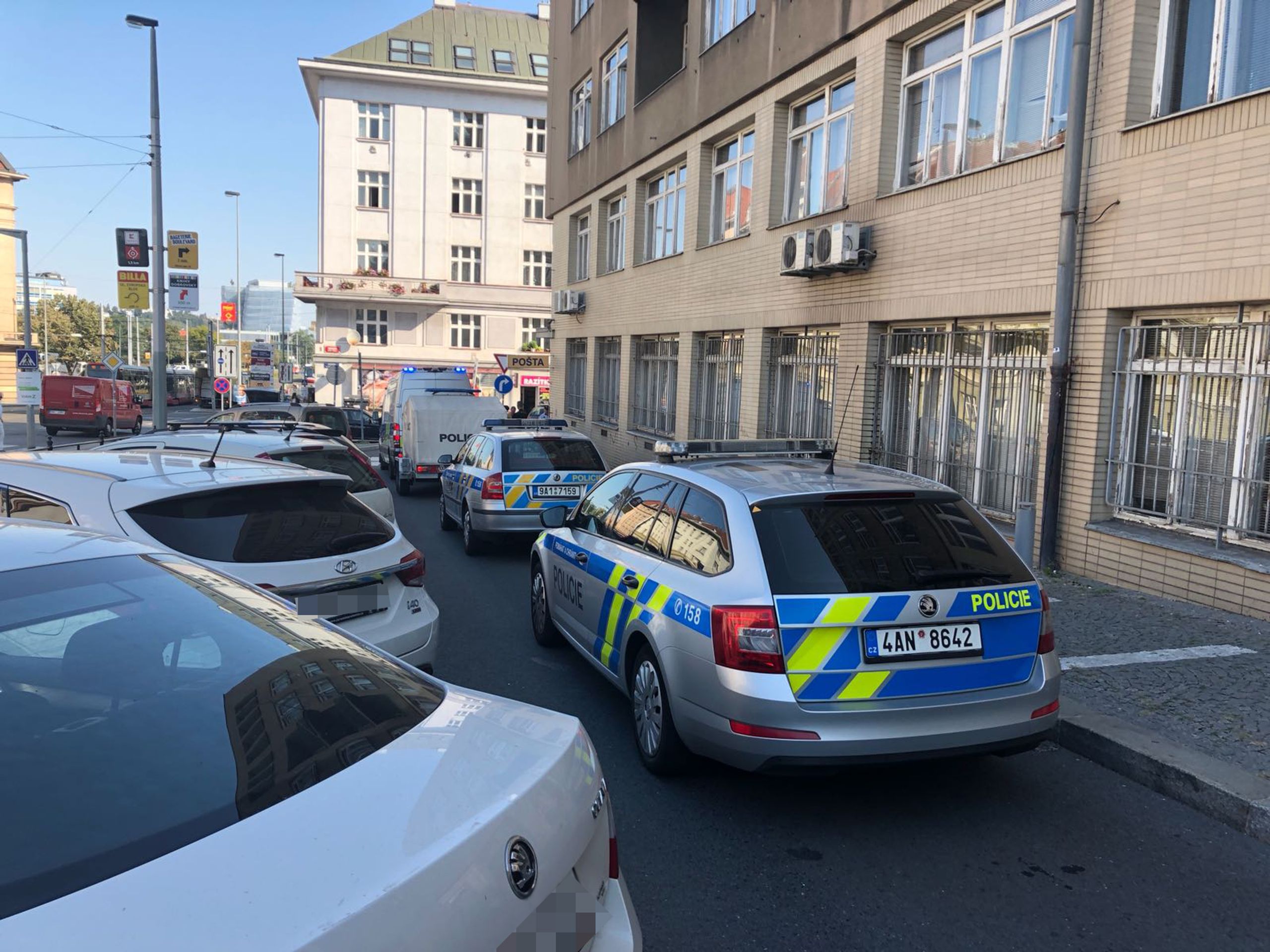 Podezřelý balíček na poště v ulici Kafkova na Praze 6 - GALERIE: Podezřelý balíček na poště v ulici Kafkova na Praze 6 (1/5)