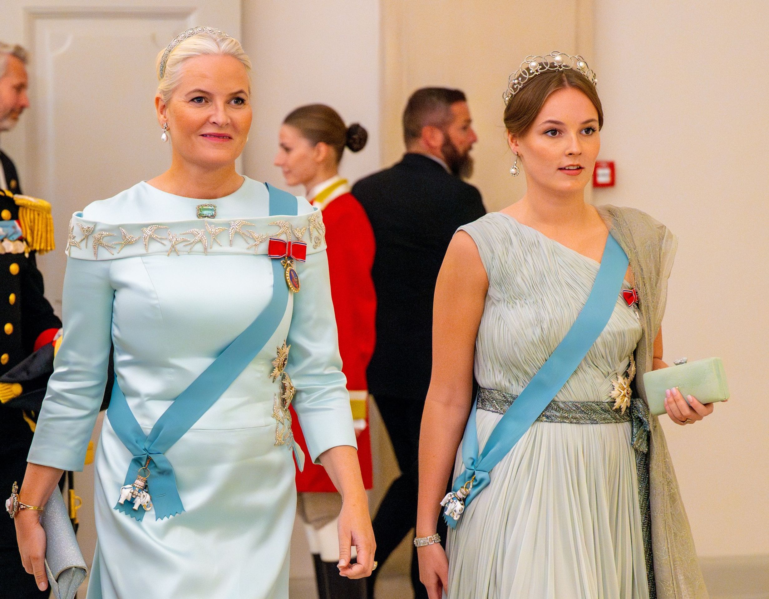 Zleva korunní princezna Mette-Marit Norská a Ingrid Alexandra Norská - Oslava 18. narozenin (3/7)