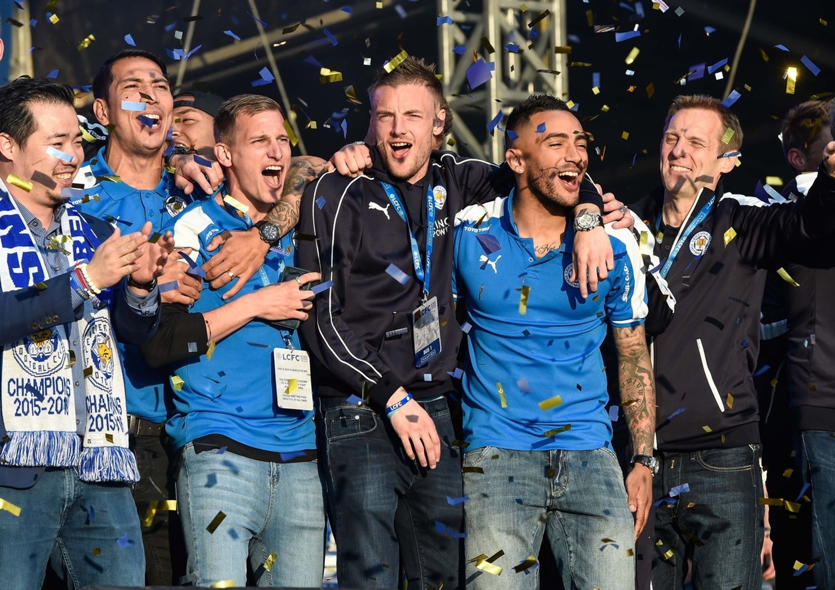 V Leicesteru slavili senzační titul v Premier League - 10 - GALERIE: V Leicesteru slavili senzační titul v Premier League (3/12)