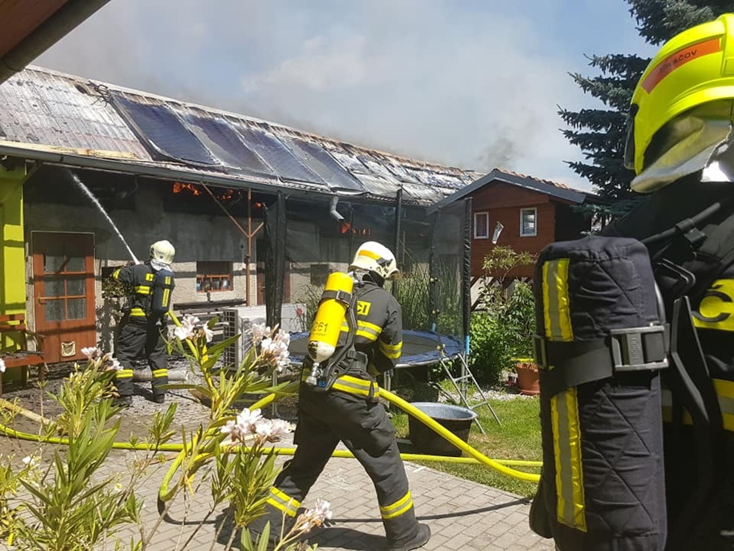Rodinný dům se ocitl v plamenech, škoda je přes milion - 2 - GALERIE: Obří požár na Prostějovsku (3/8)
