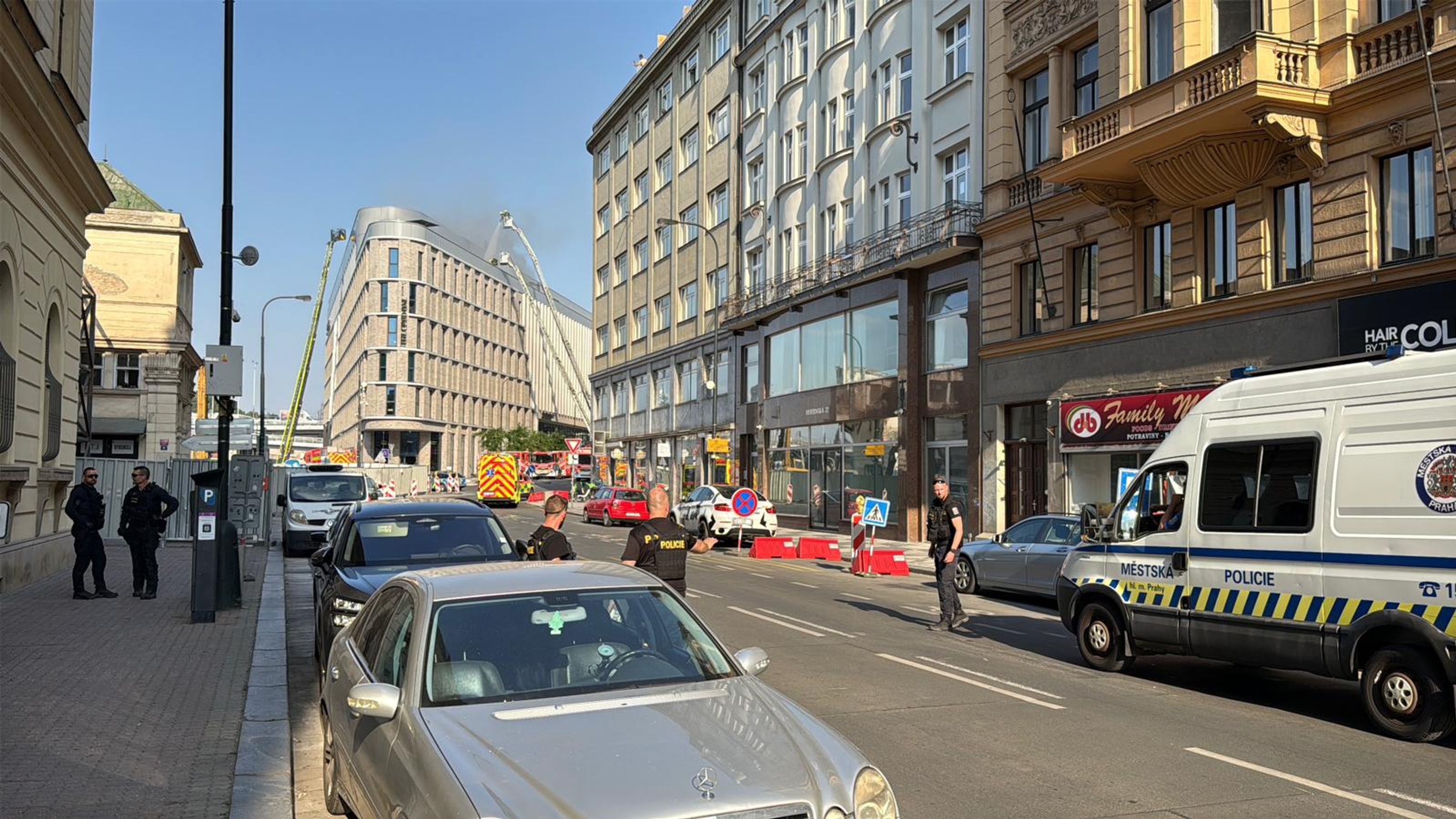 Požár střechy hotelu v Praze - Požár střechy hotelu v Praze (8/8)