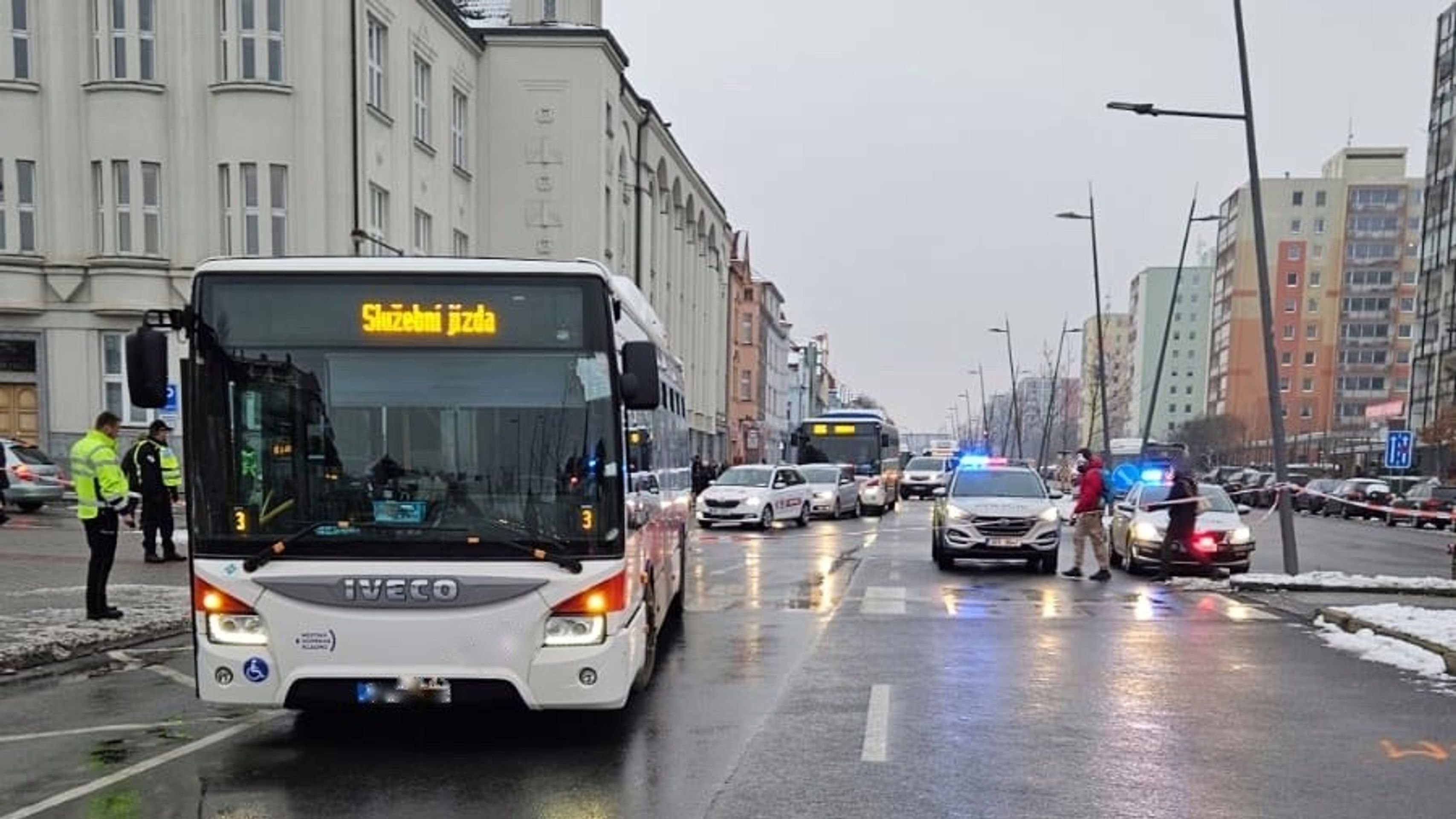 Autobus v Kladně srazil seniorku - Vážná dopravní nehoda v Praze (3/3)