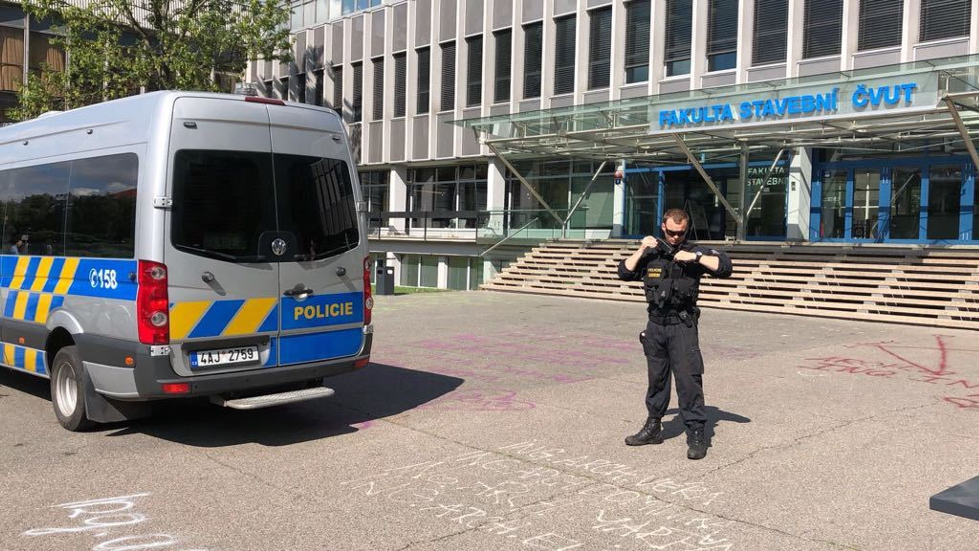 Nahlášení bomby ve všech budovách CVUT v Praze - 5 - GALERIE: Nahlášení bomby ve všech budovách CVUT v Praze (5/8)